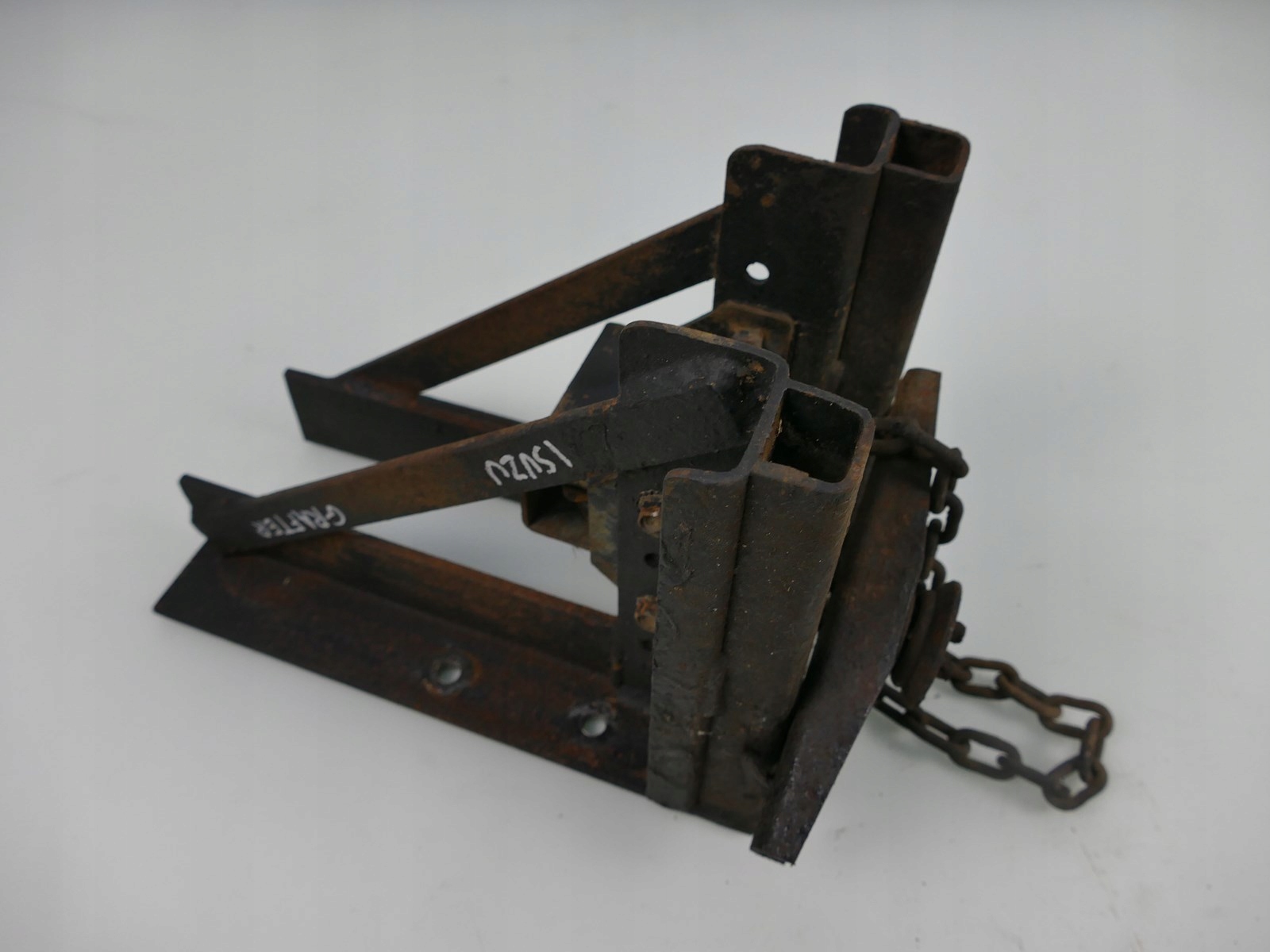 Isuzu GRAFTER N35 крепление запасного колеса