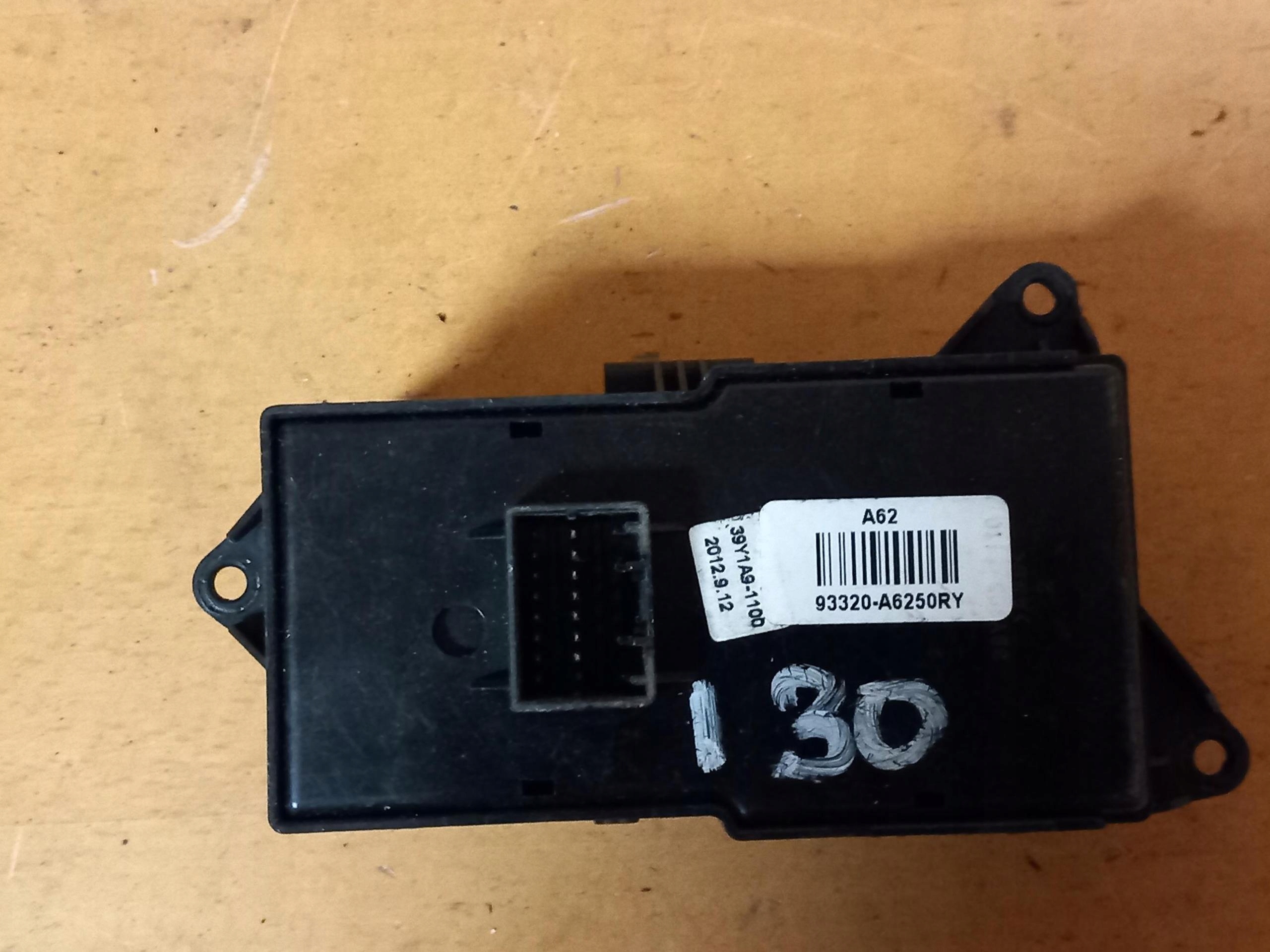 switch PANEL PDC ABS control of the lights HYUNDAI I30 II 93320-A6250