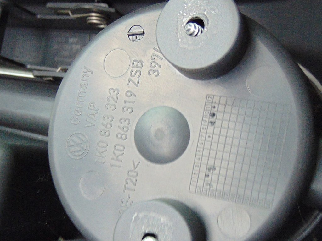 vw Golf V 1.4 04r тунель середина бардачок капхолдер