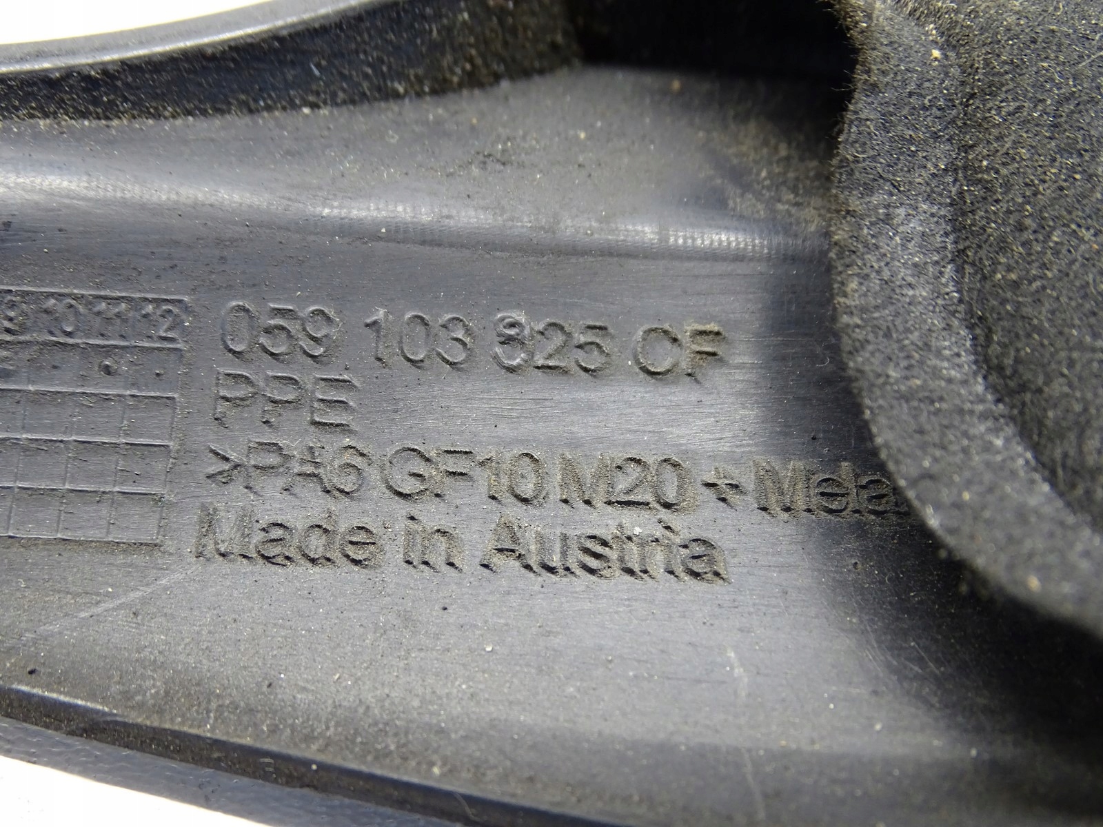 cover engine housing cover upper AUDI A6 C7 A4 B8 3.0 TDI 059103825CF