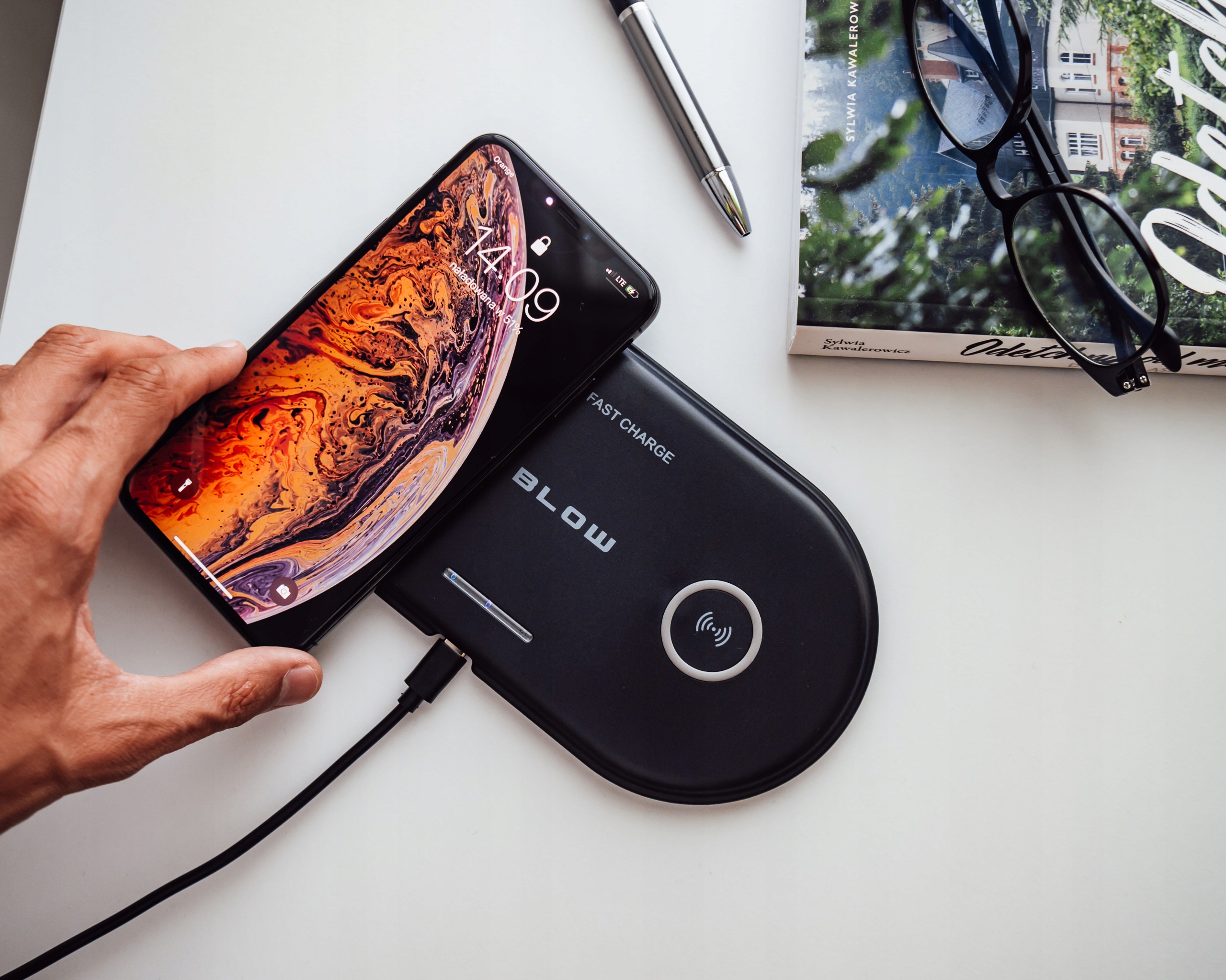 SZYBKA ŁADOWARKA INDUKCYJNA BEZPRZEWODWA 2W1 2 TELEFONY JEDNOCZEŚNIE Prąd wyjściowy 2000 mA