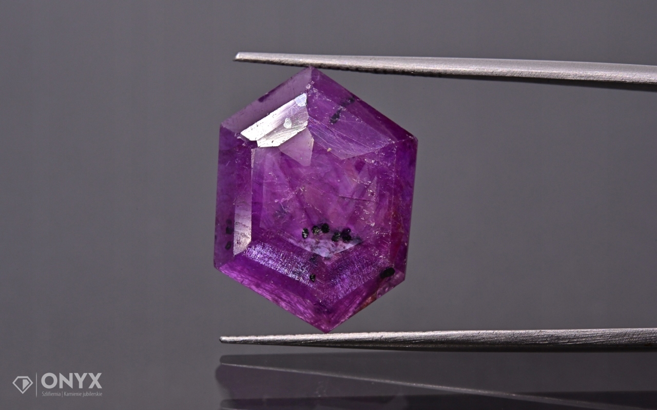 Rubín fazetovaná rozeta nepravidelná 17x13 mm