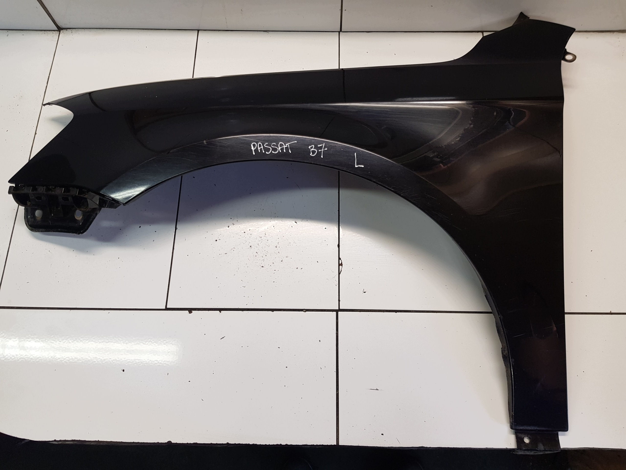 VW PASSAT B7 blatník předek přední levý cerný