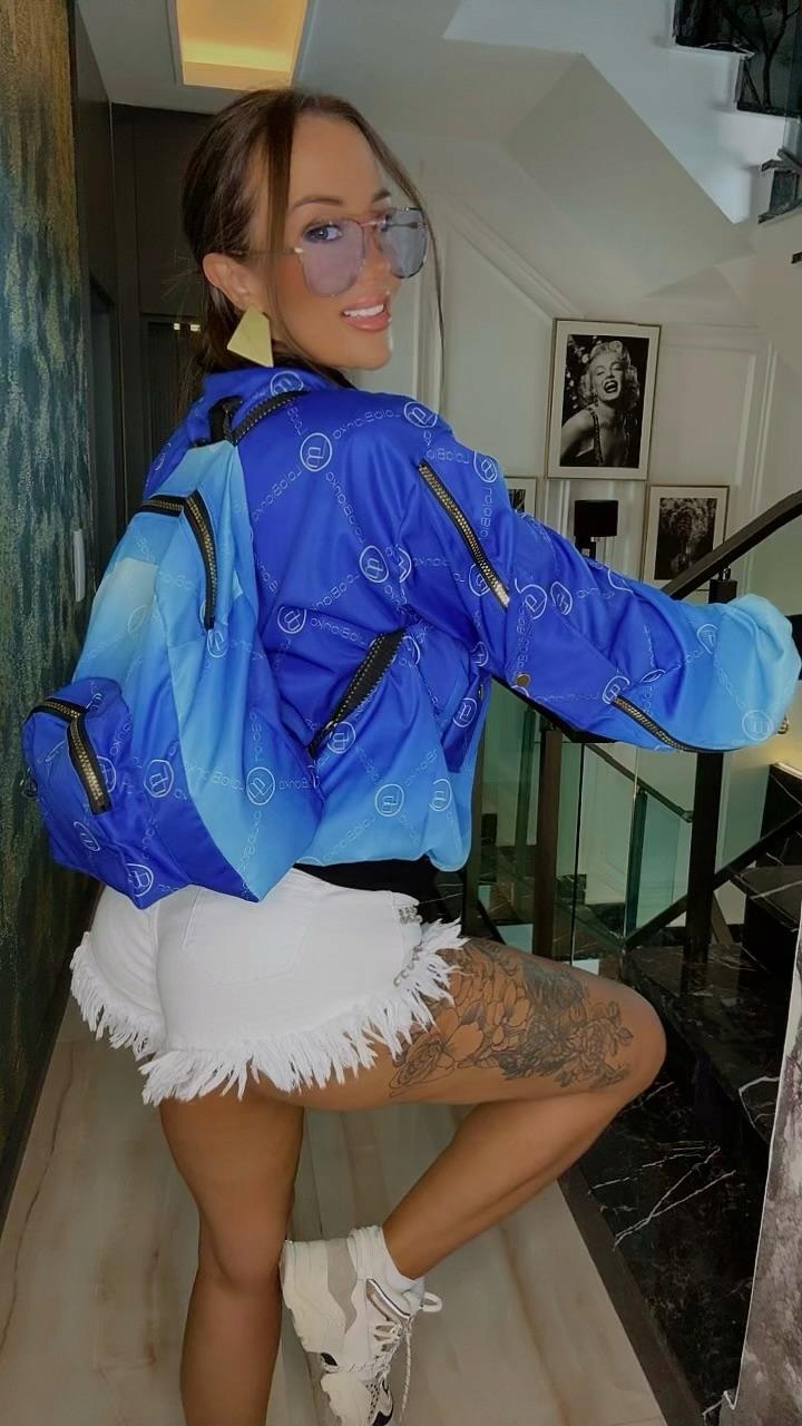 Lola Bianka – bomber bunda s batohem, modrá, vel M–XL.