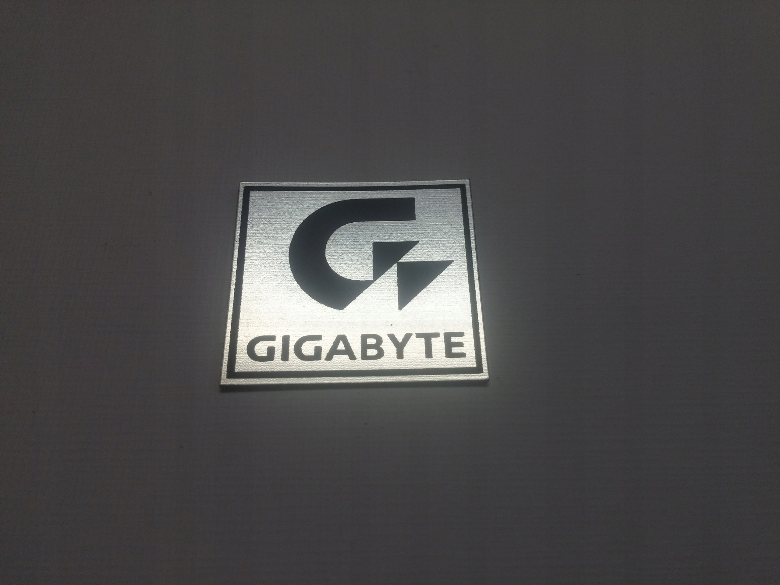 

Gigabyte naklejka emblemat 29 x 27 mm *srebrna