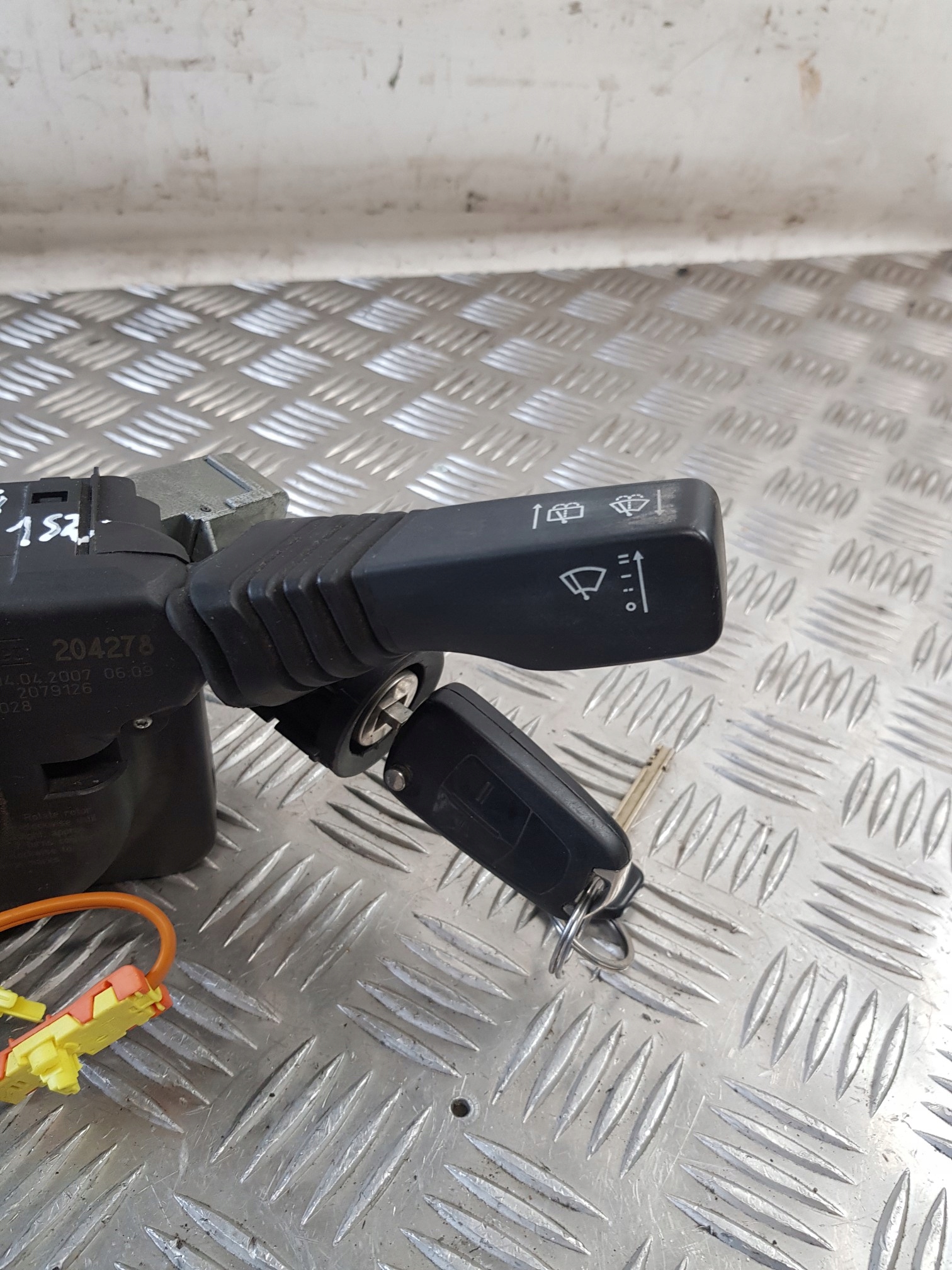 steering wheel levers and controls ignition key 13250226GH OPEL ASTRA H 07R