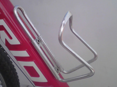 KOSZYK NA ROWER UCHWYT NA BIDON BUTELKĘ ALUMINIOWY Materiał dominujący aluminium
