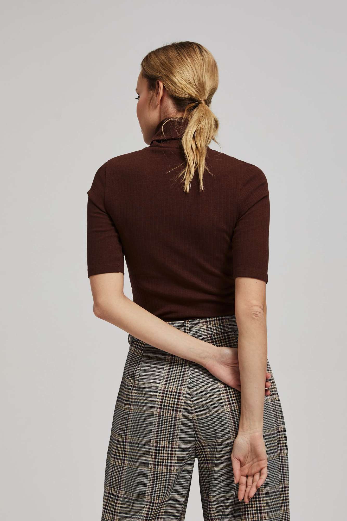 Prążkowana bluzka z golfem XL od MOODO Kolor brązowy