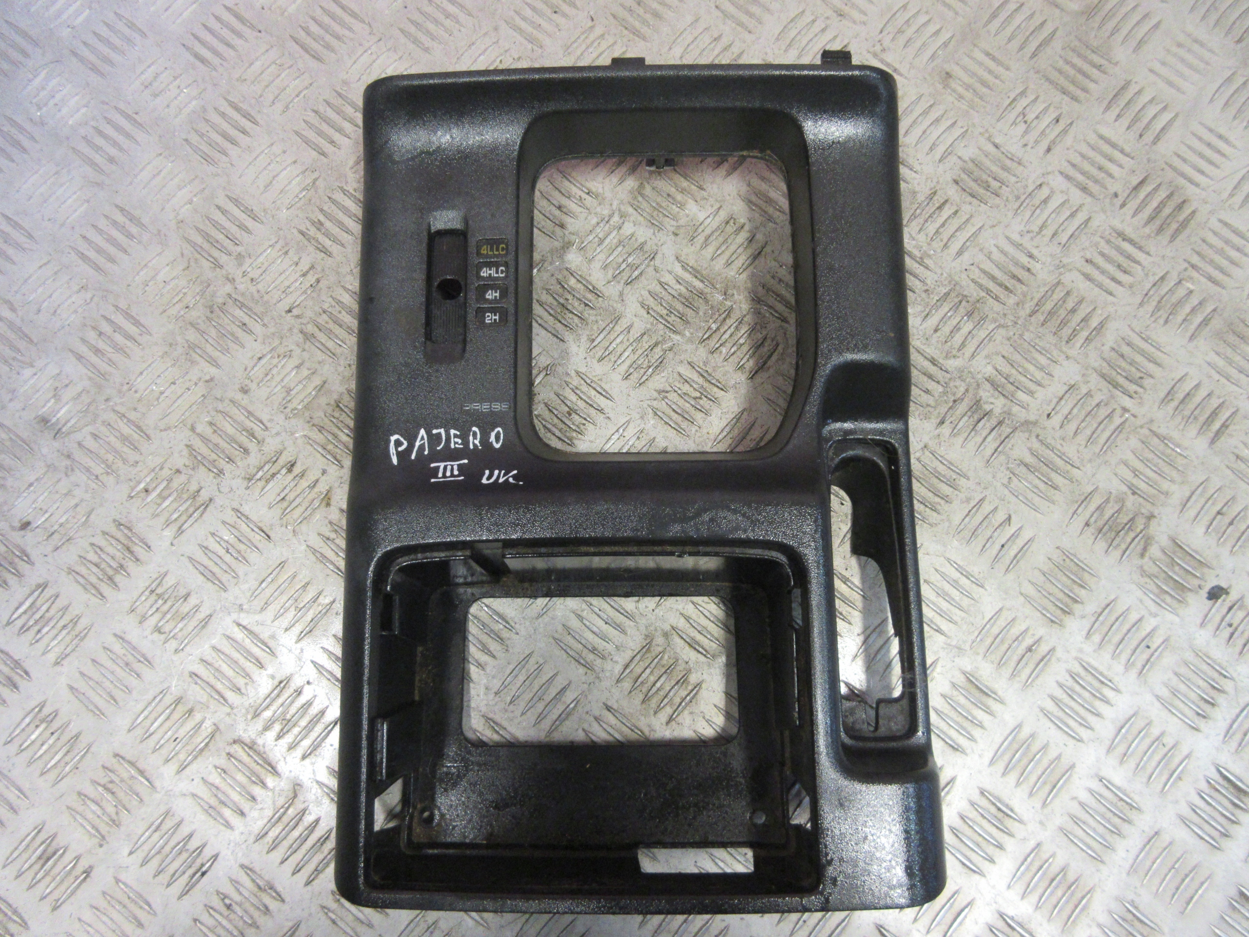 OSŁONA RAMKA LEWARKA ZMIANY BIEGÓW PAJERO III 3