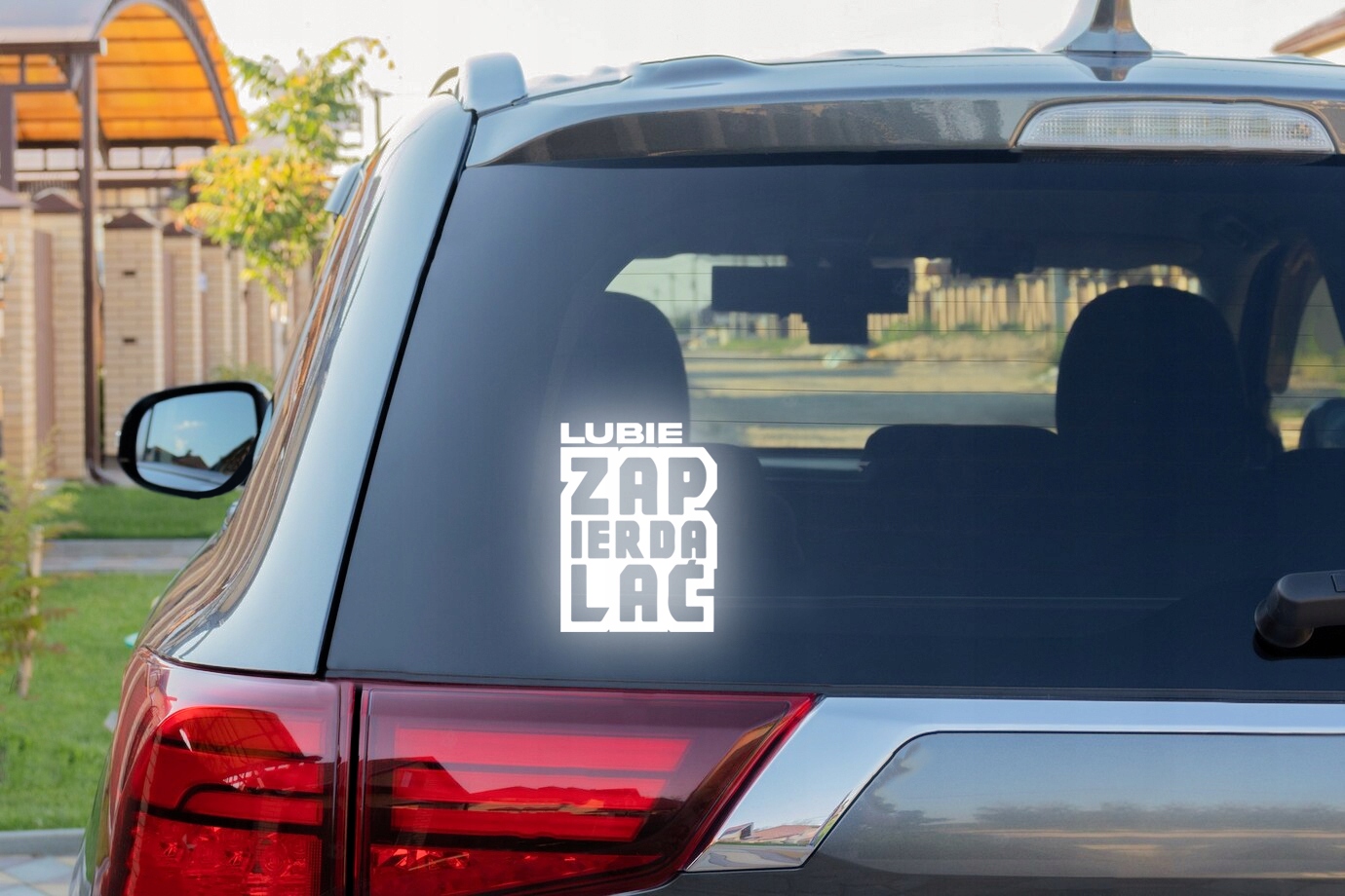 LUBIĘ ZAPIERDALAĆ - Naklejka na samochód na auto - ODBLASKOWA Producent Inny