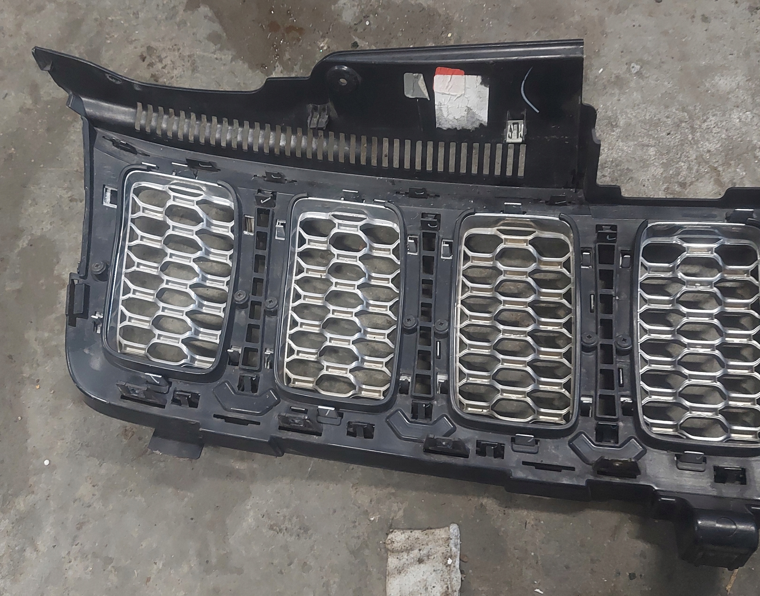 Jeep Cherokee J Kühlergrill FRONTGRILL Kühlergitter 68258419AA - Thumbnail 9