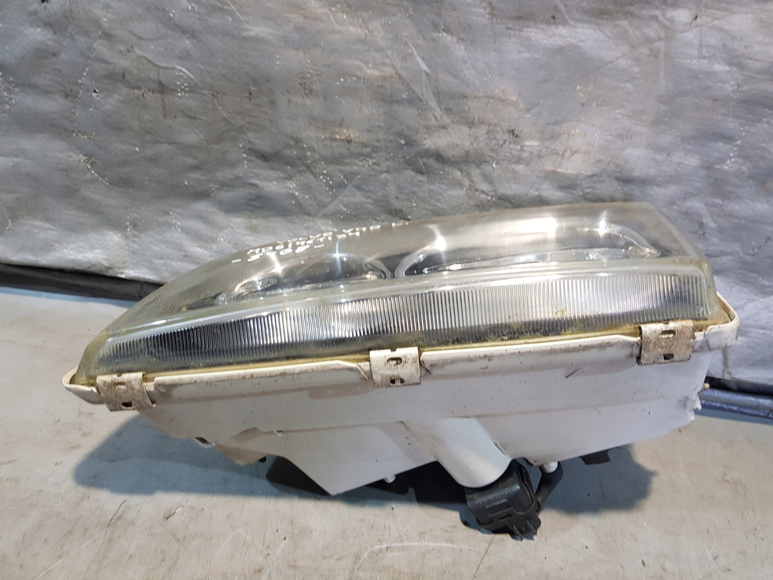 Hella 14908900 light left front VOLVO V40 02r.