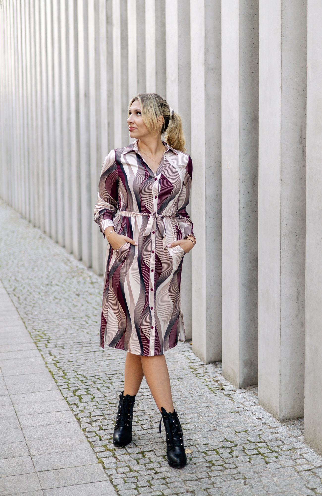 Šaty midi s límečkem a zapínáním na knoflíky, vínovo-béžová