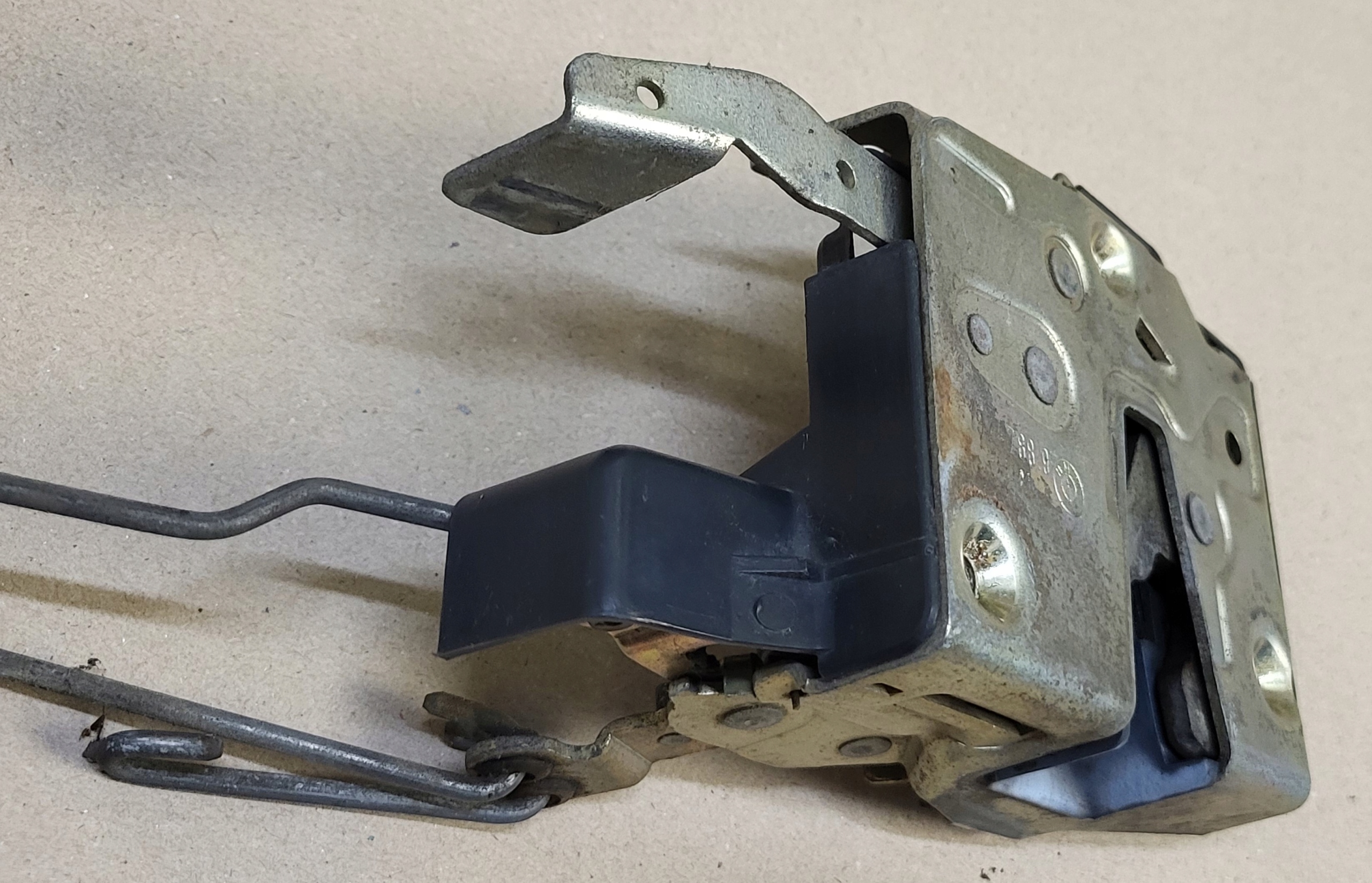 lock Z door PRAWYCH PRZEDNICH CIEGNA BMW 3 E30 4D original