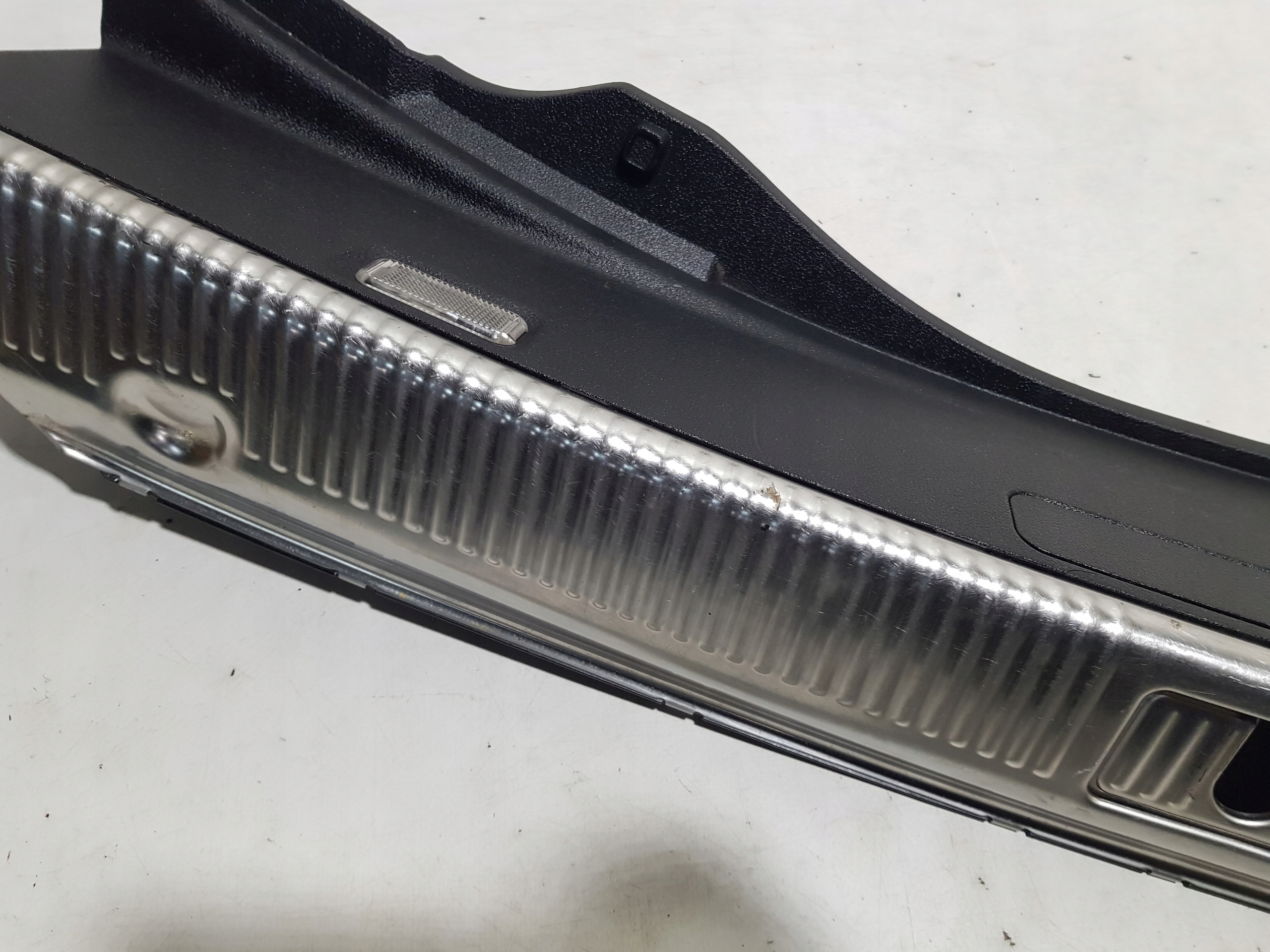 kryt lišta stěny PRAHU kufru AUDI A8 D4 4h0863471