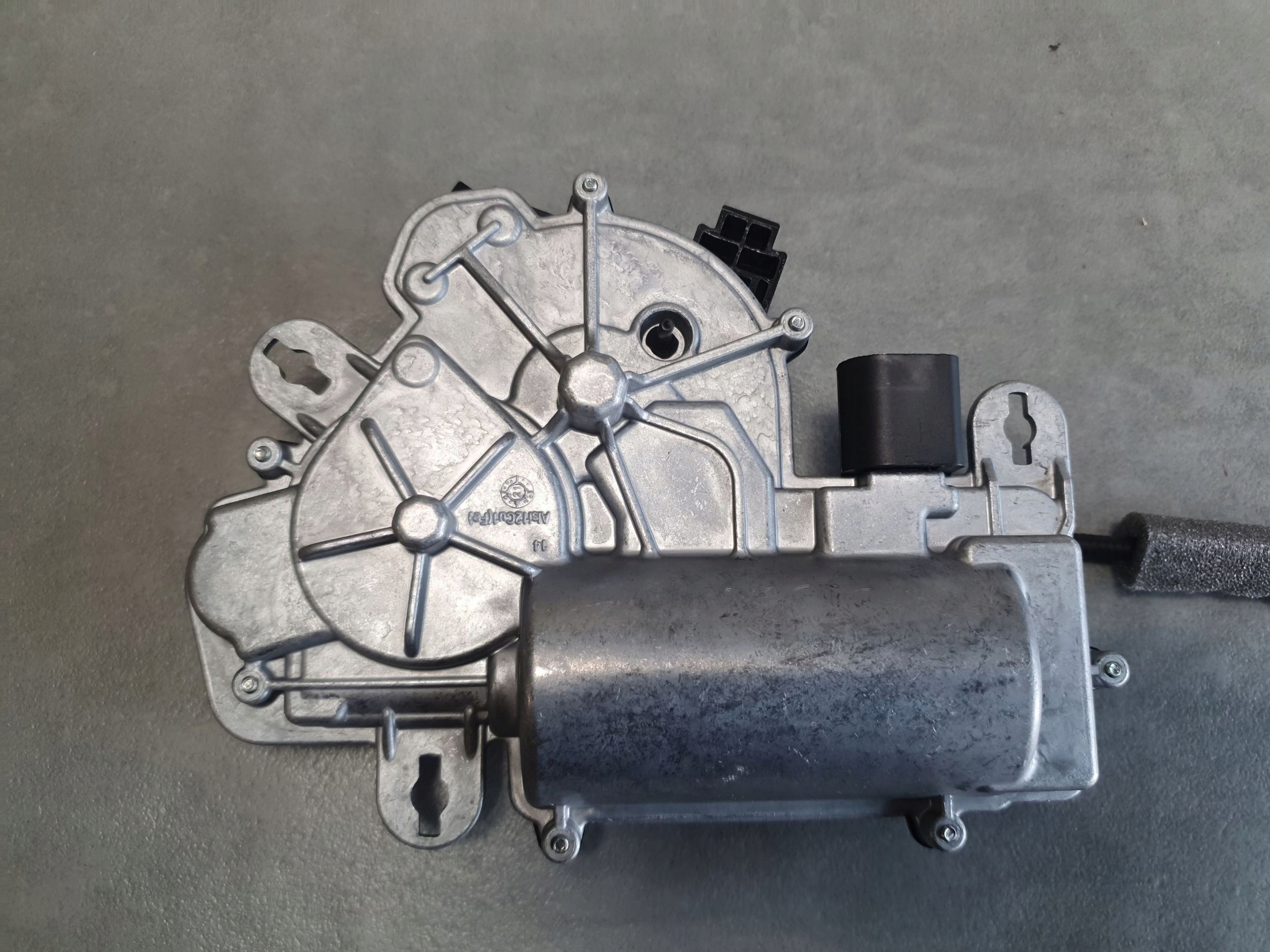 Audi Q8 dociag bonnet boot 3V5827887C