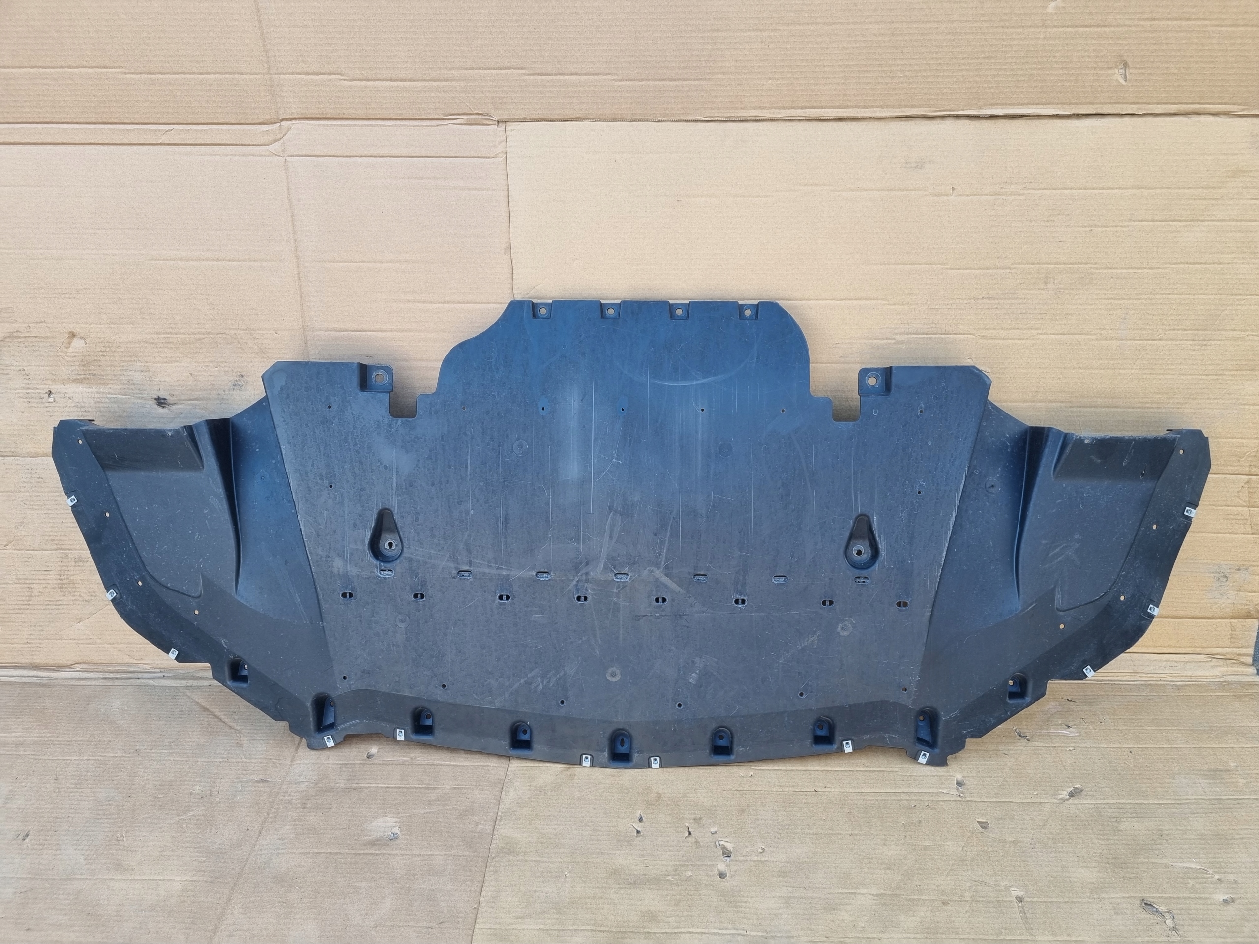 FORD MUSTANG 5.0 GT 2019 R OSŁONA SILNIKA JR3B-6A975-DE Numer katalogowy części JR3B-6A975-DE