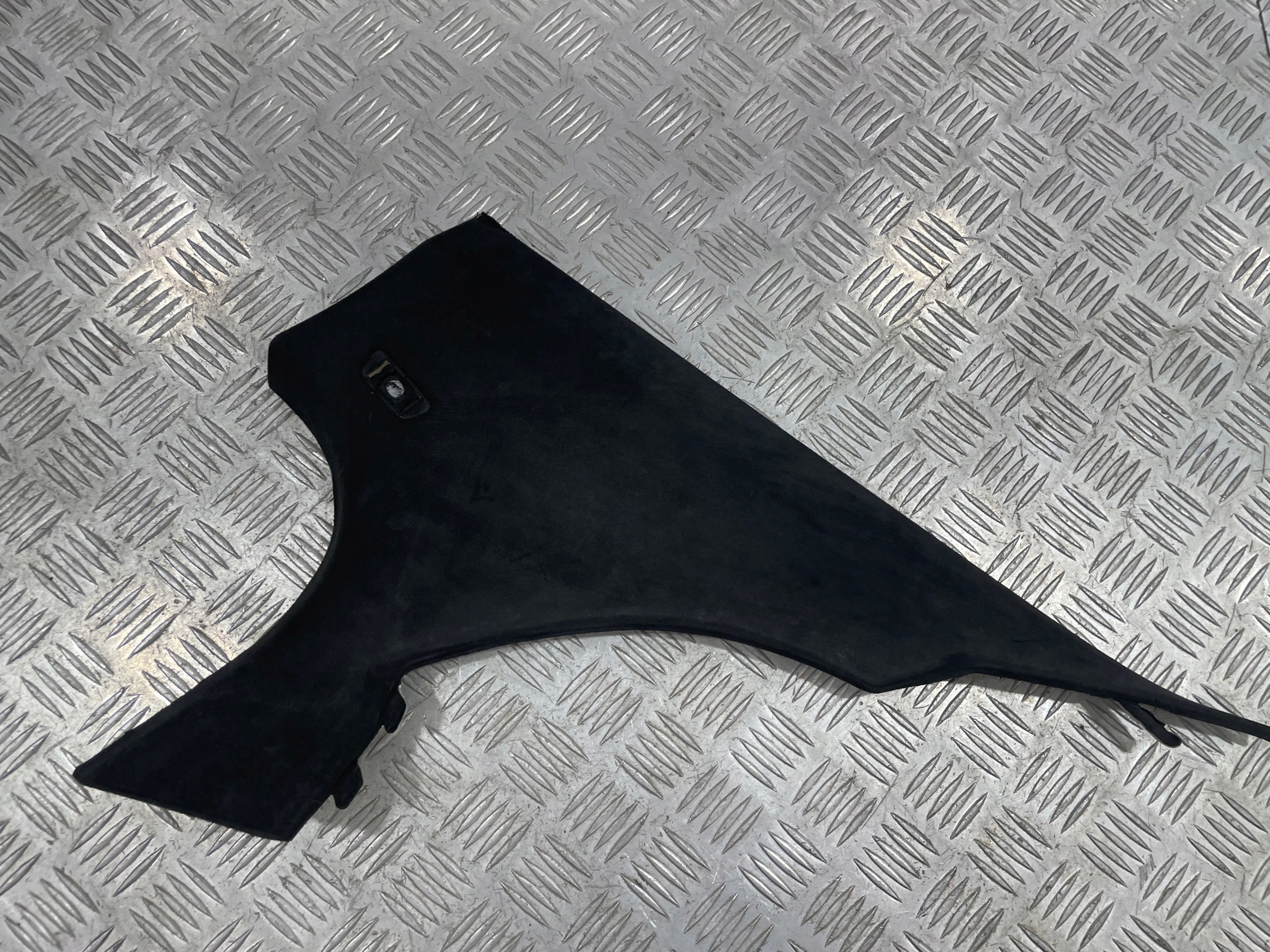 SŁUPEK POSZYCIE SŁUPKA C PRAWA BMW F10 ALCANTARA