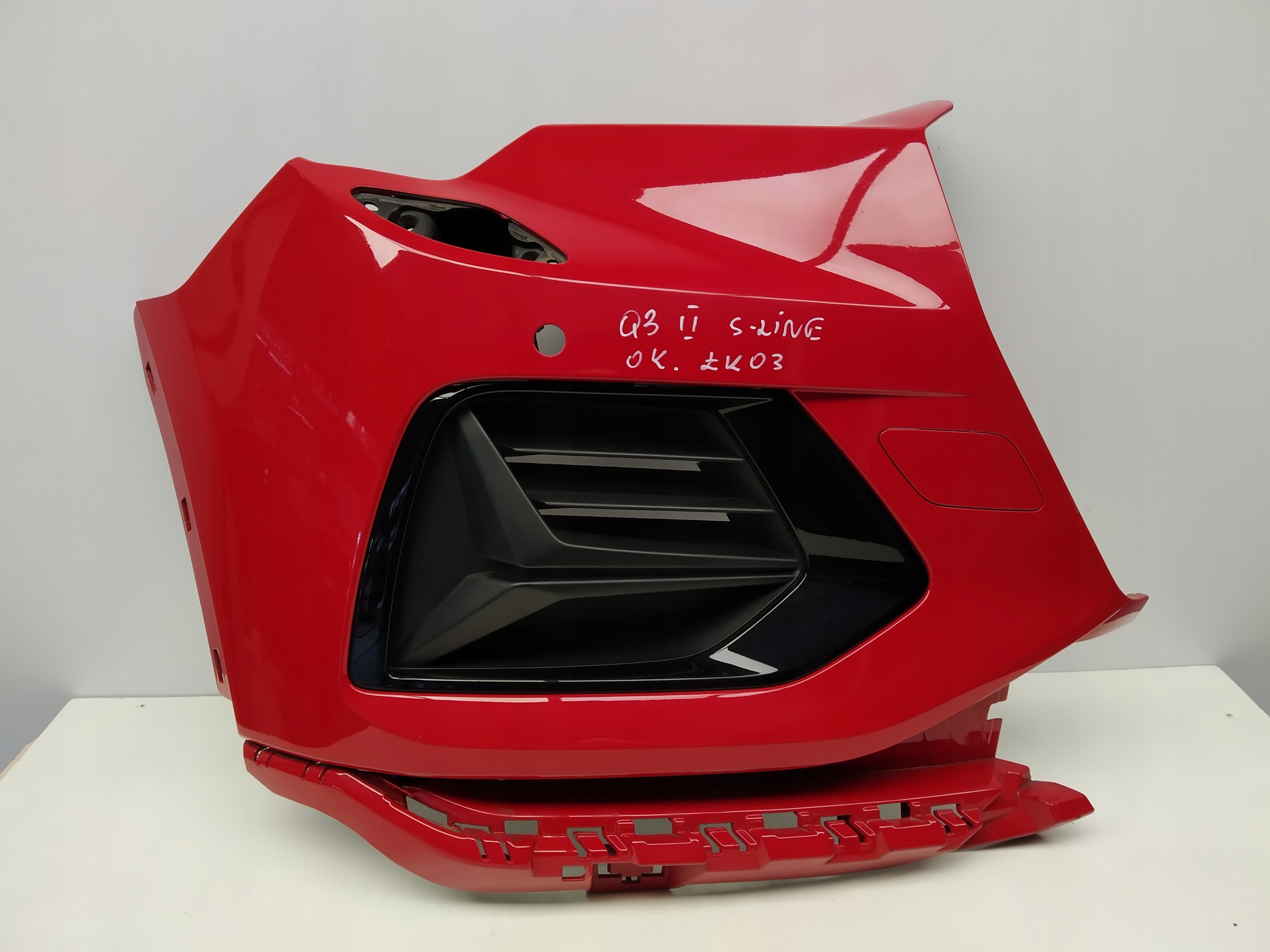 2018r + Audi Q3 II 83A 83F corner right grid bumper front red
