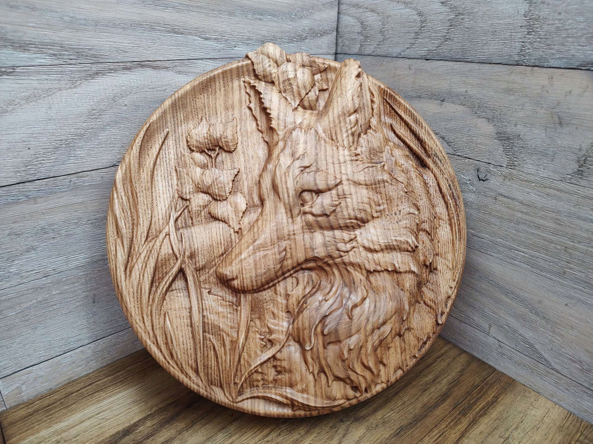 Obraz dřevěný reliéf Liška v trávě na louce kulatý jako dárek 25 cm