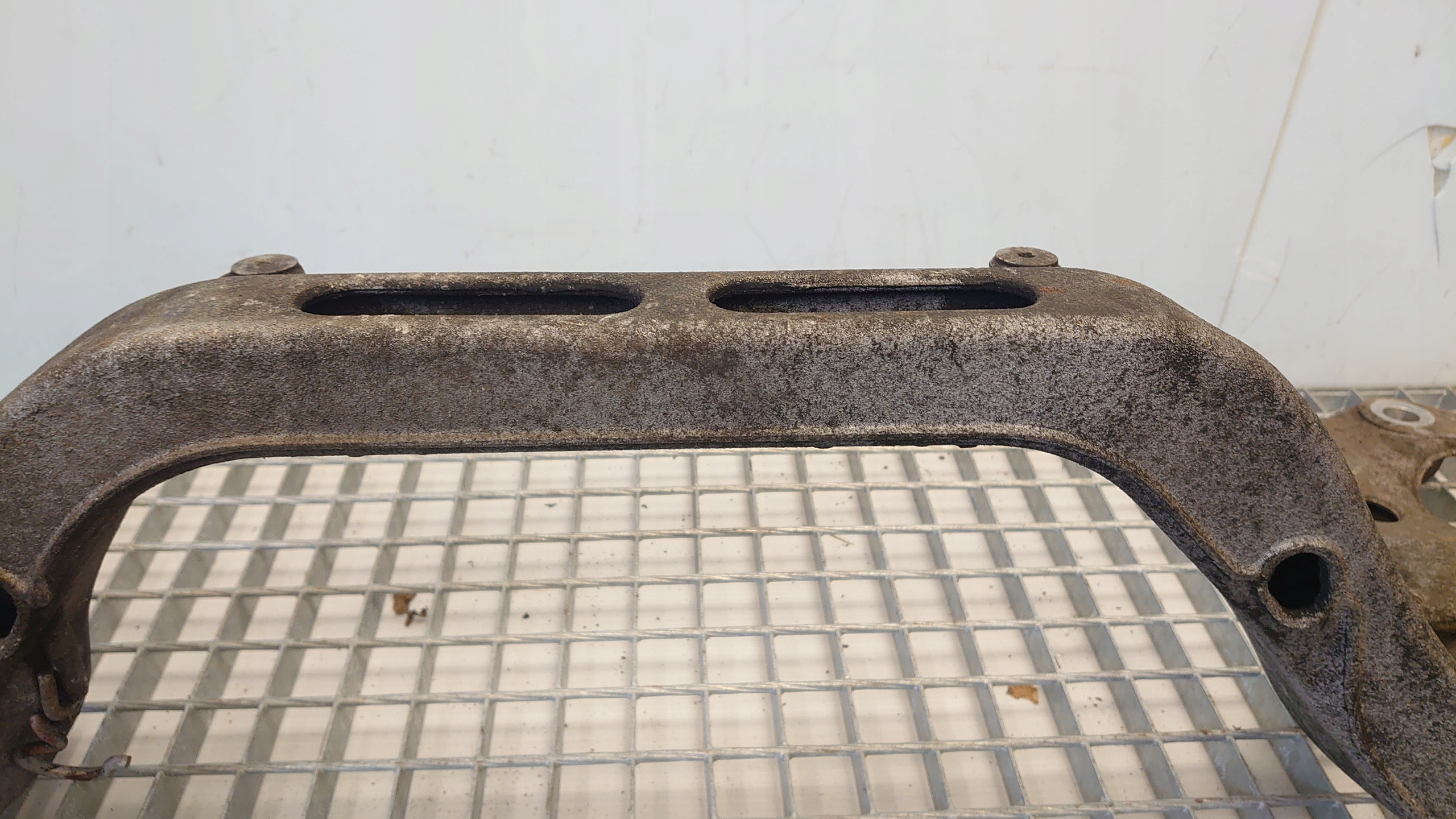 VW TOUAREG 2.5 TDI sider engine mount 7L6199207