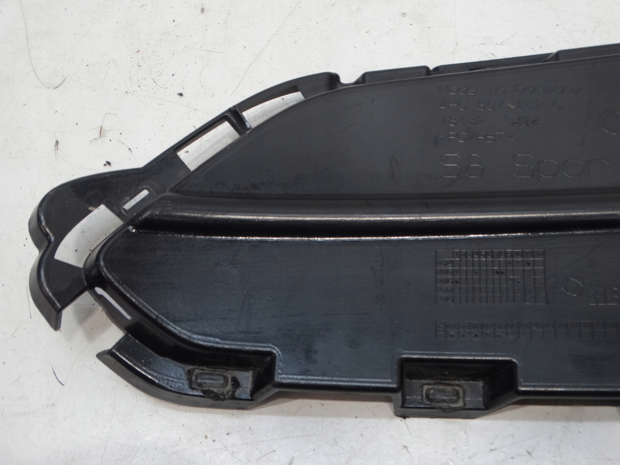 spoiler of a bumper grid right front AUDI A8 S8 4H0807152C