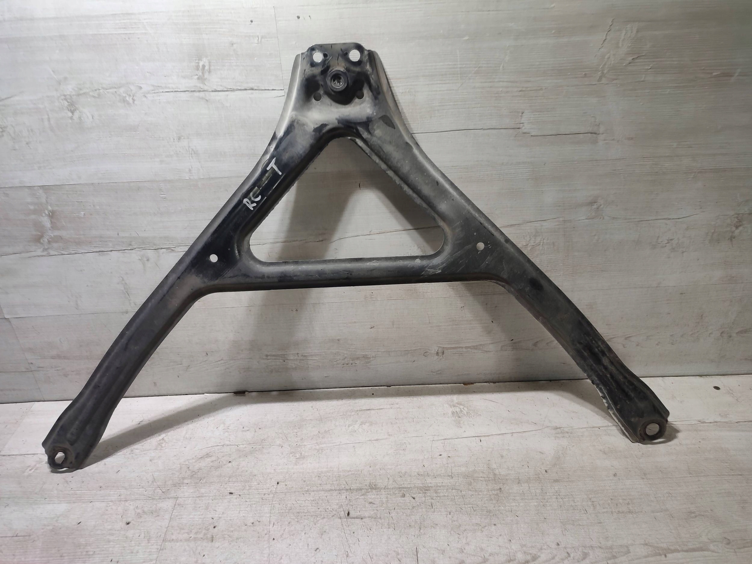 Lexus RC 2019 Z tylu holder bracket zwieszenia