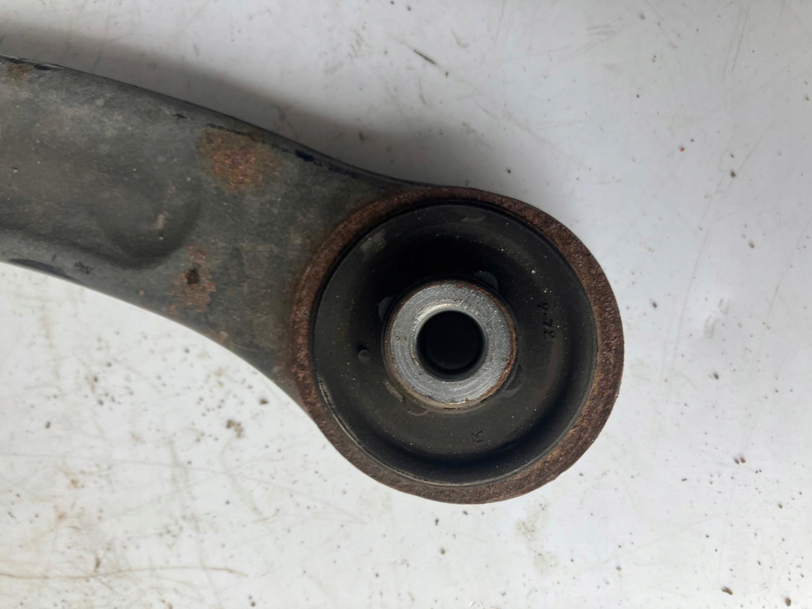 arm left front C4 II B7 1.2 THP 823215