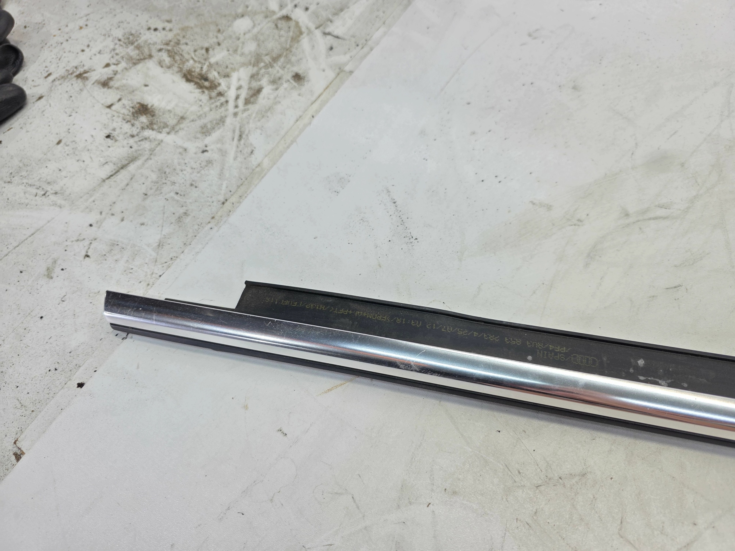 moulding dust windows CHROM left front AUDI A3 8V 8V3853283 3-door