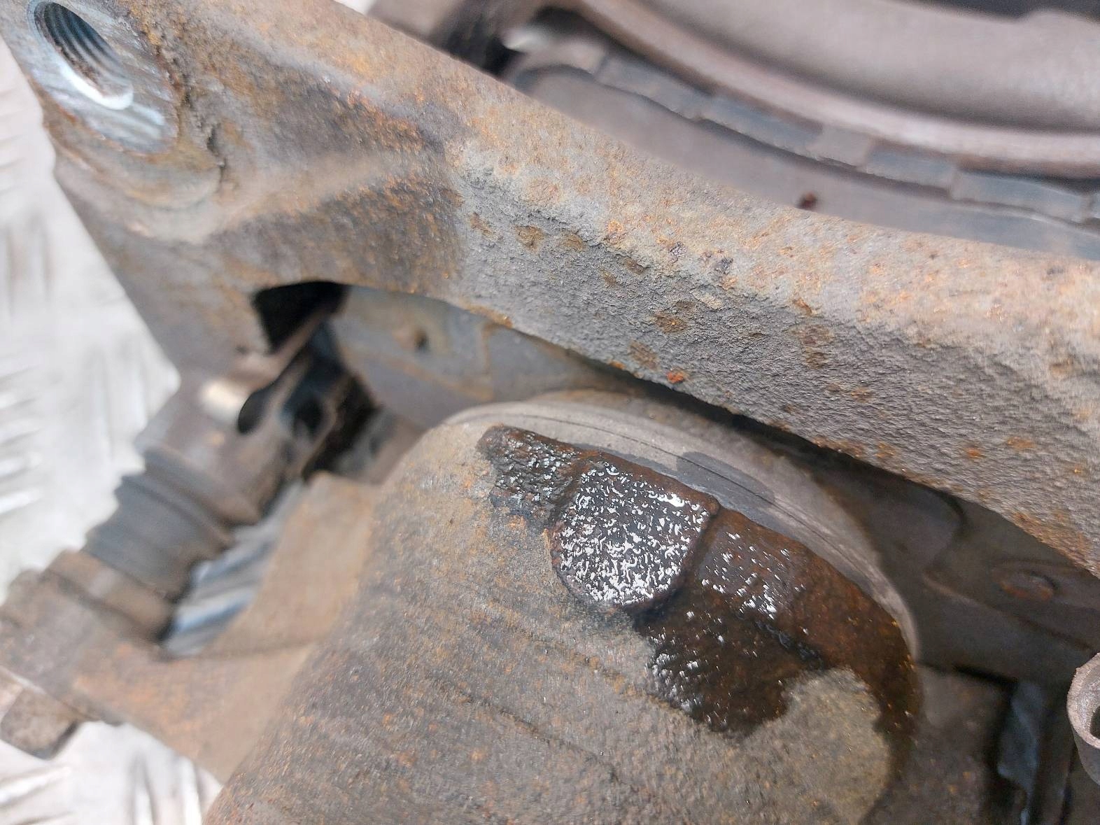 caliper brake left front + right front SUZUKI SWIFT V MK7 1.2 16V
