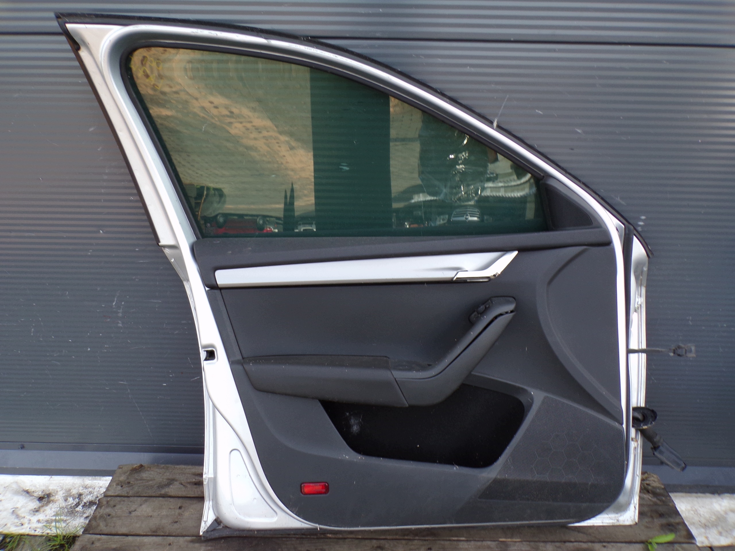 door left front SKODA OCTAVIA 3 III colour LA7W