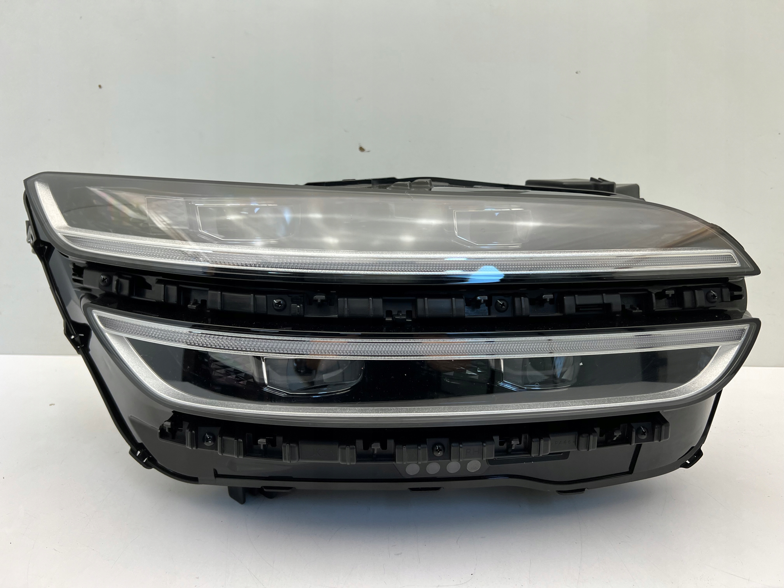 GENESIS GV70 LAMPA PRZEDNIA PRAWA FULL LED 2020-