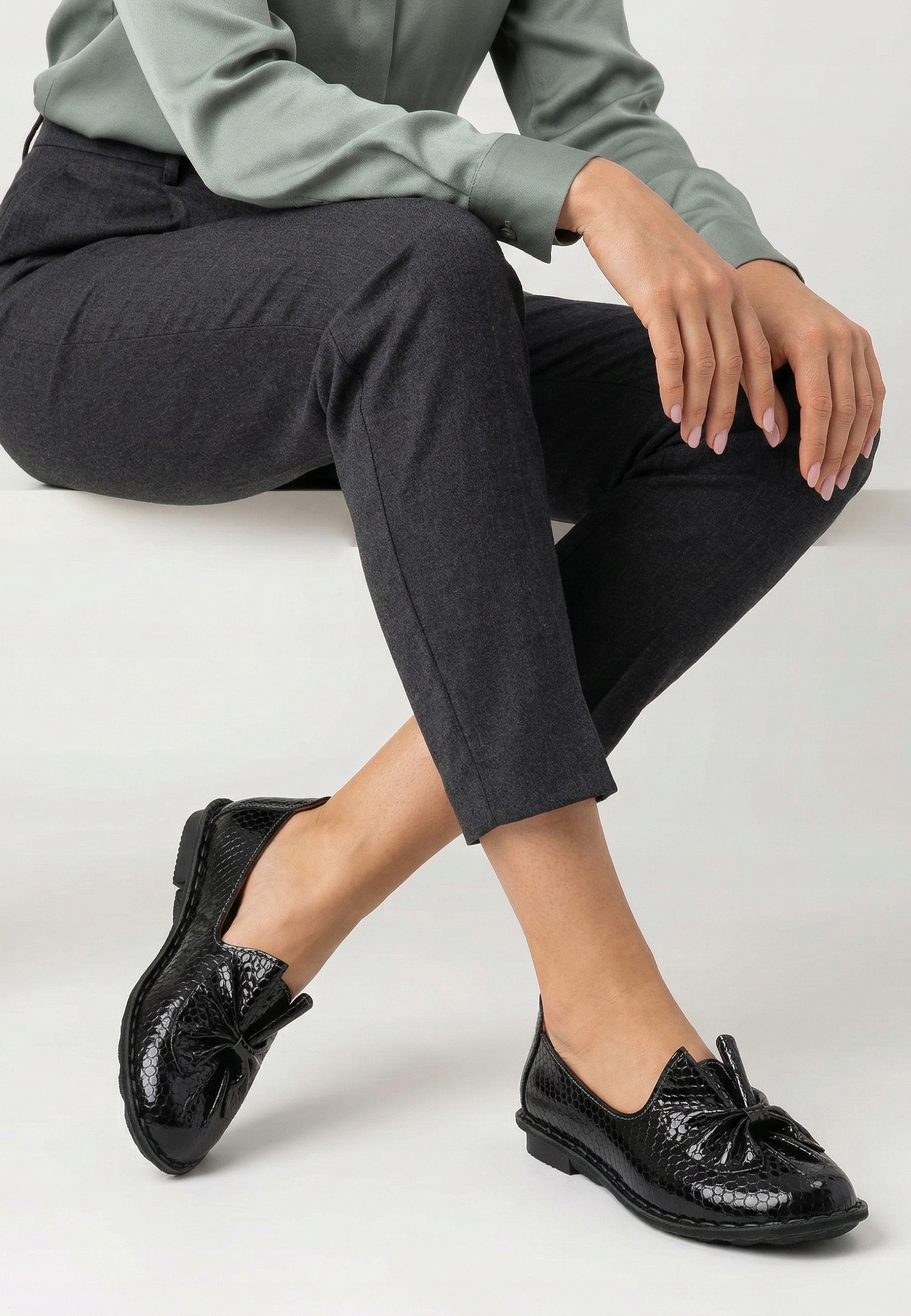 Venezia damskie czarne mokasyny z kokardą ze skóry lakierowanej rozmiar 37