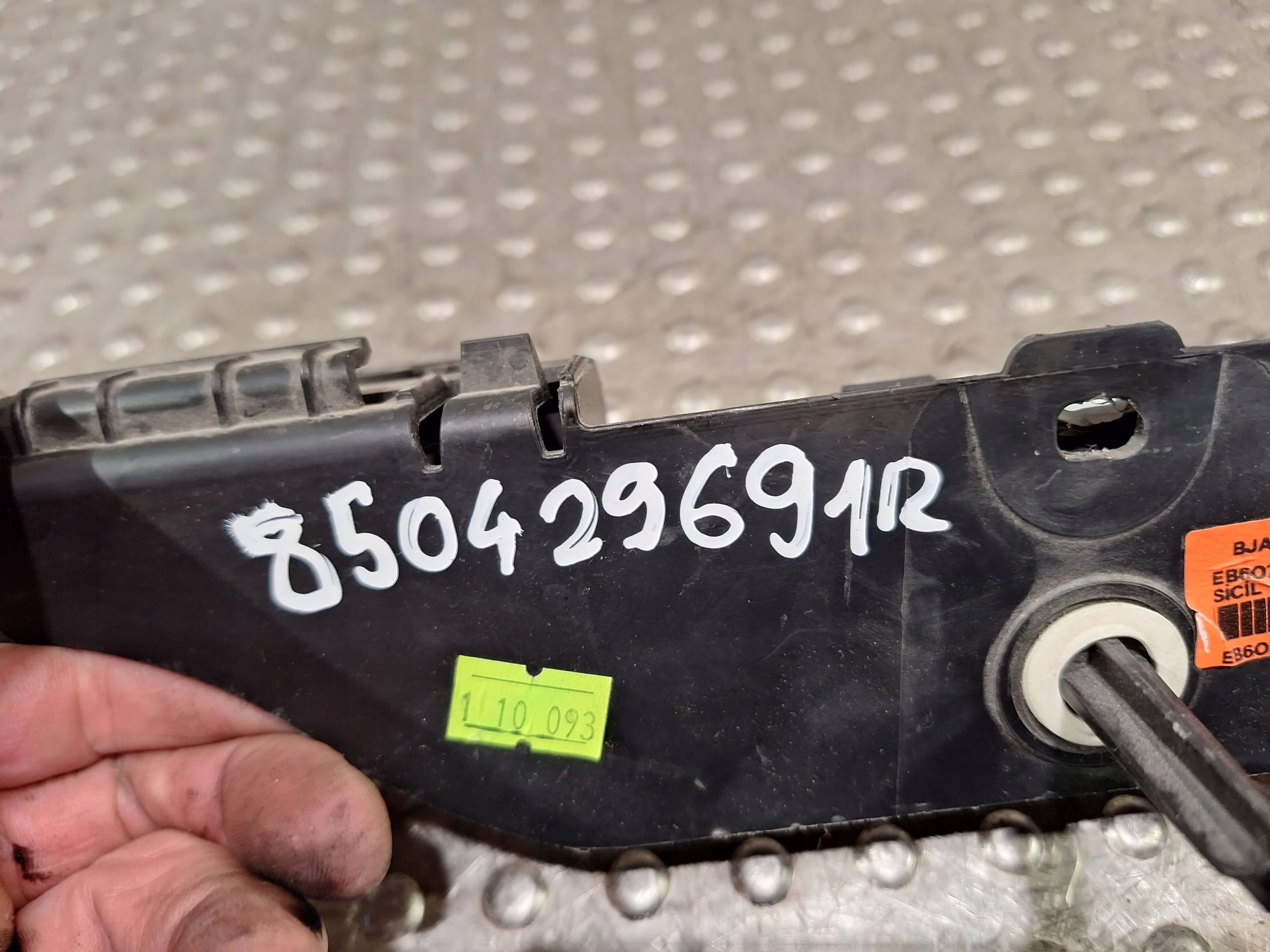 bumper bracket rear part 850429691R RENAULT CLIO V 19