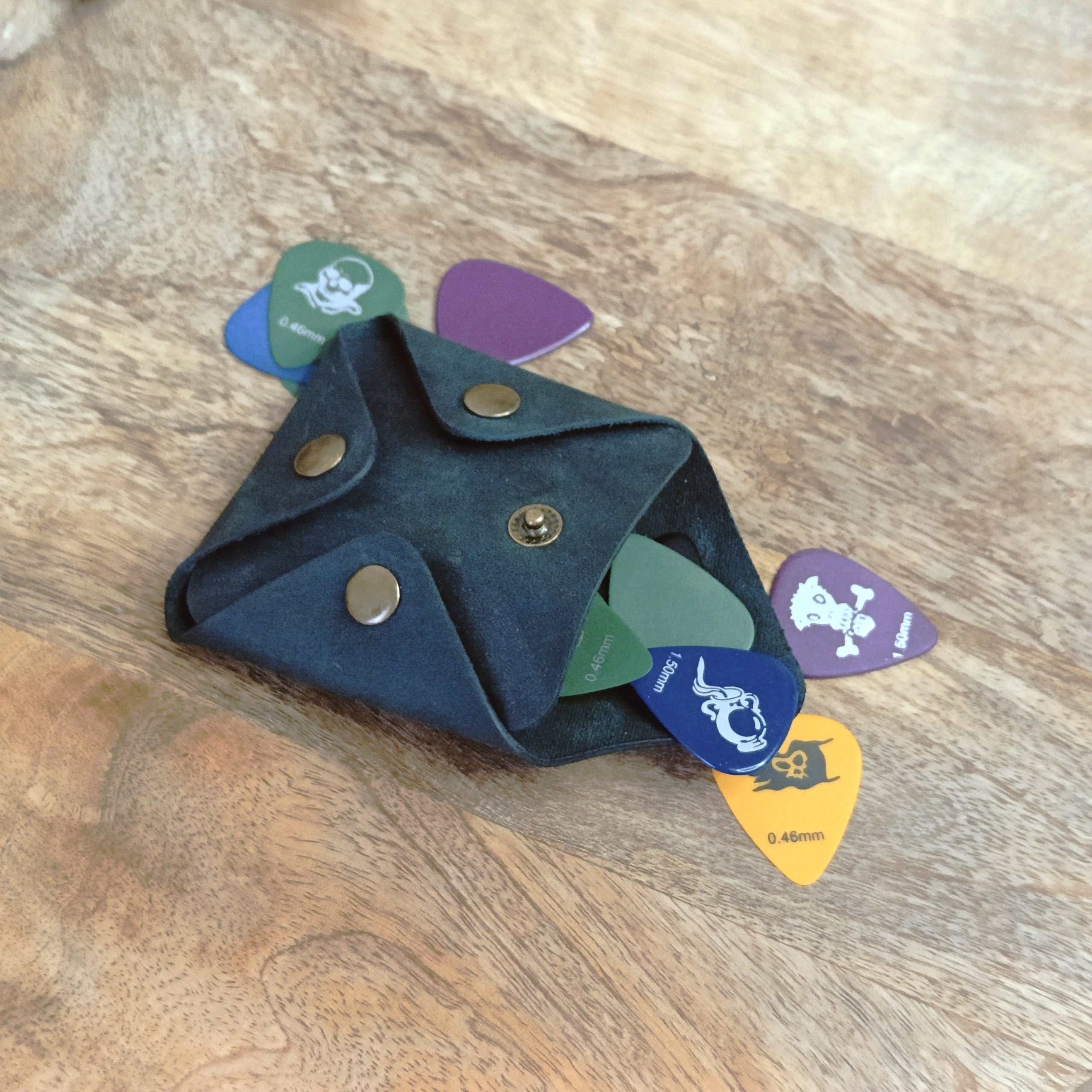 Pouzdro na kotníky pro kytaru kožené s gravírováním personalizované tmavě zelené