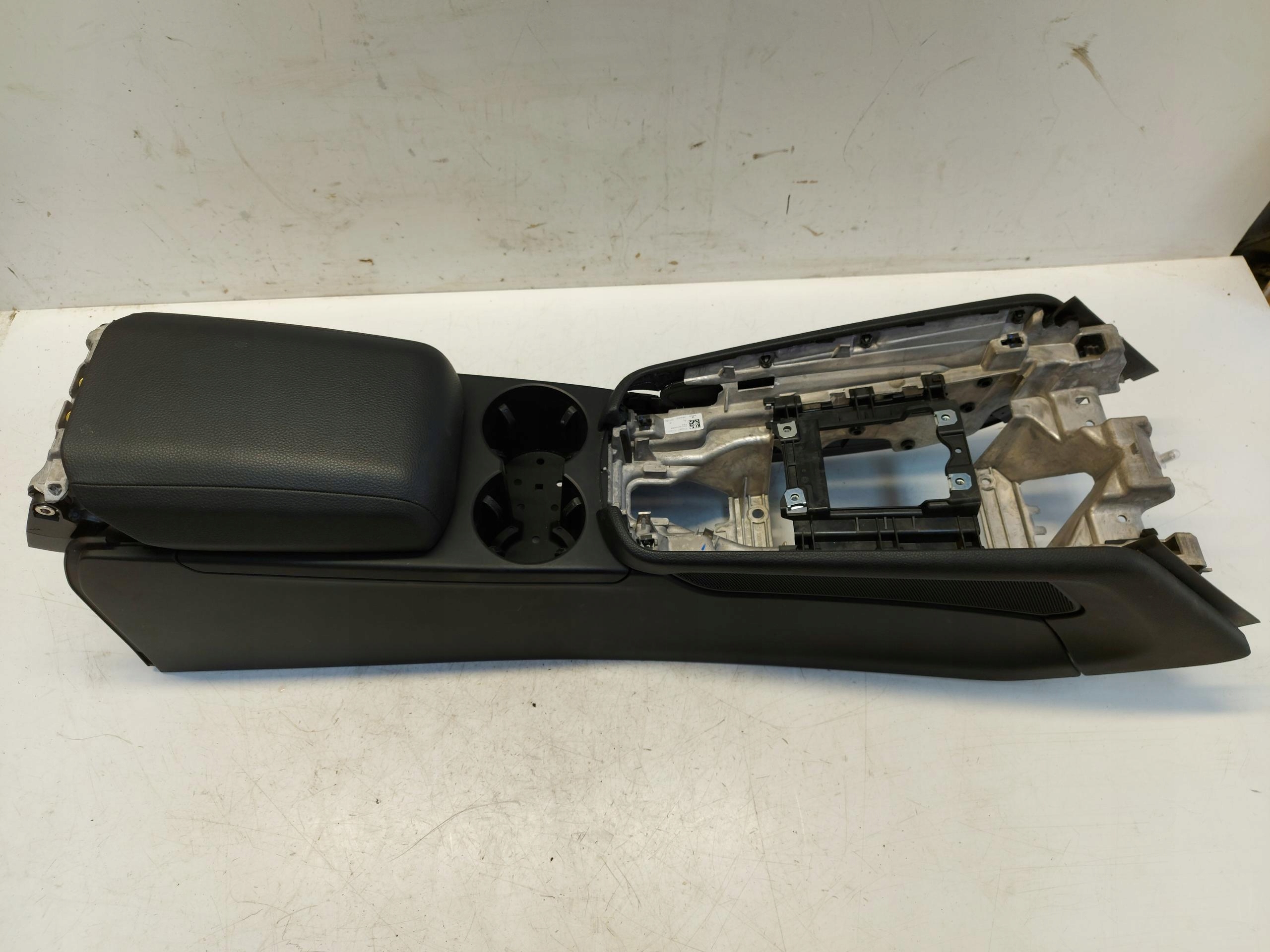 PORSCHE MACAN 95B armrest tunel central