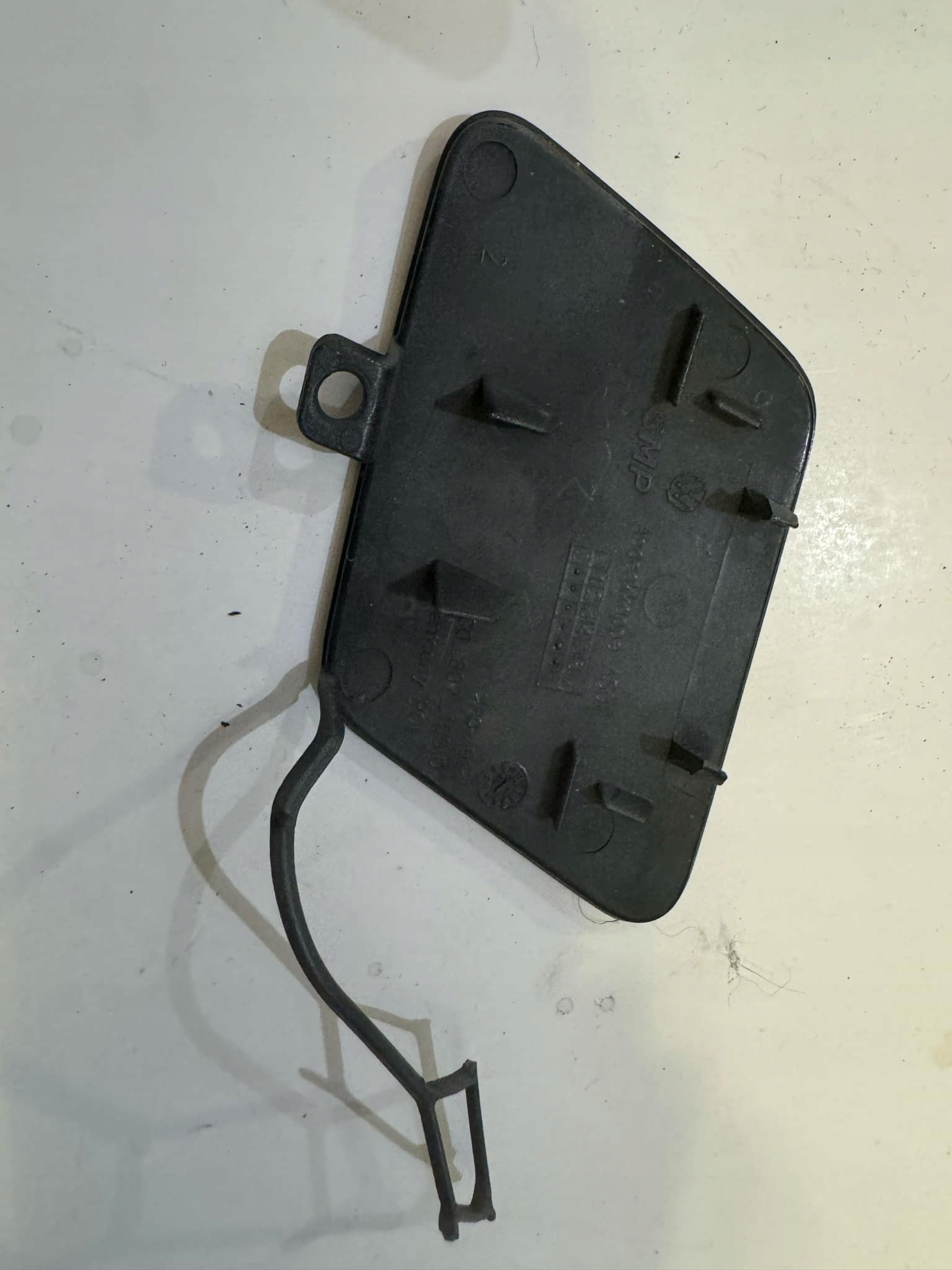 VW PASSAT B8 21r. -> Abschleppöse der Stoßstange vorne 3G0807155D