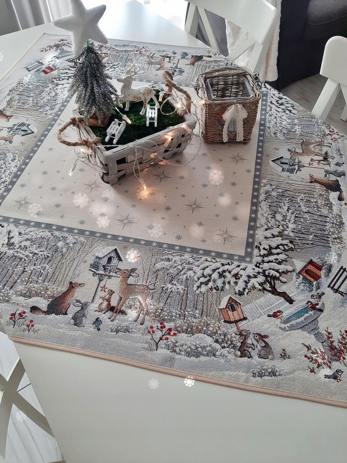 Ubrus s lesními zvířaty 100x100 cm 854