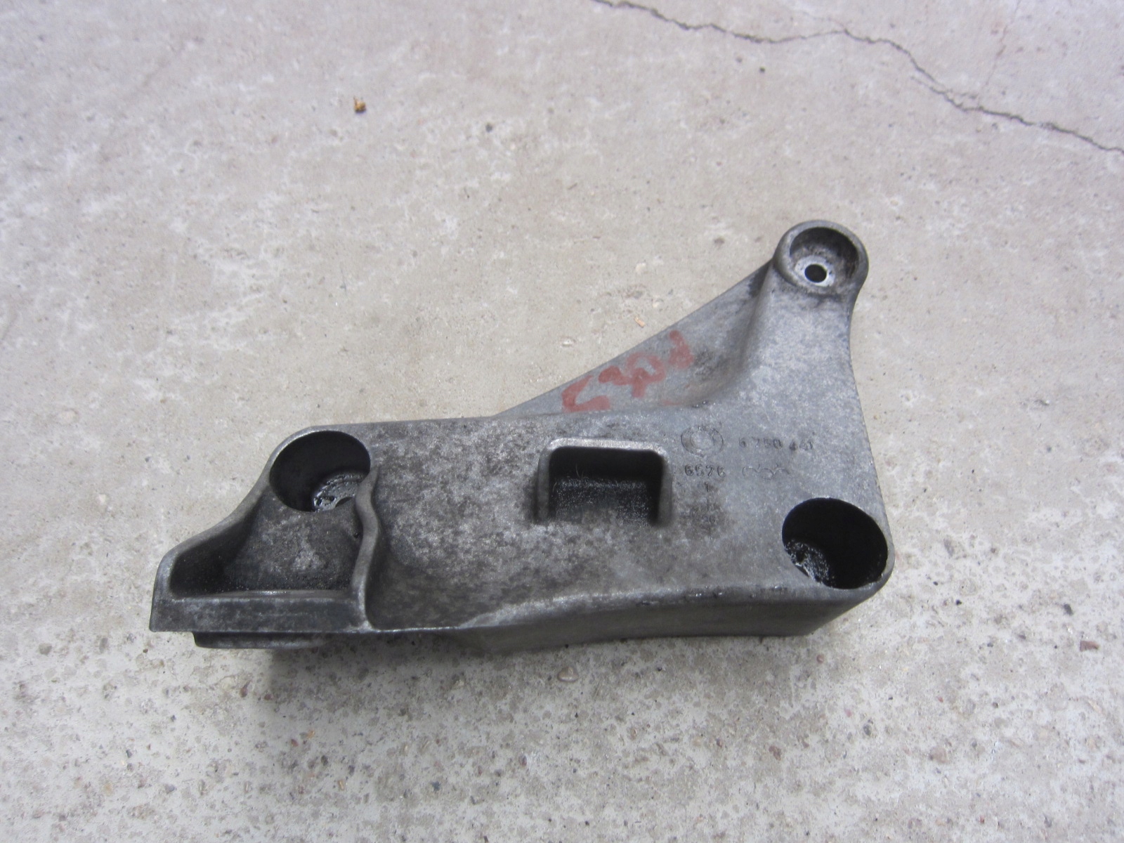 BMW E39 525D 530D engine mount left bearing console 22116750441 6750441