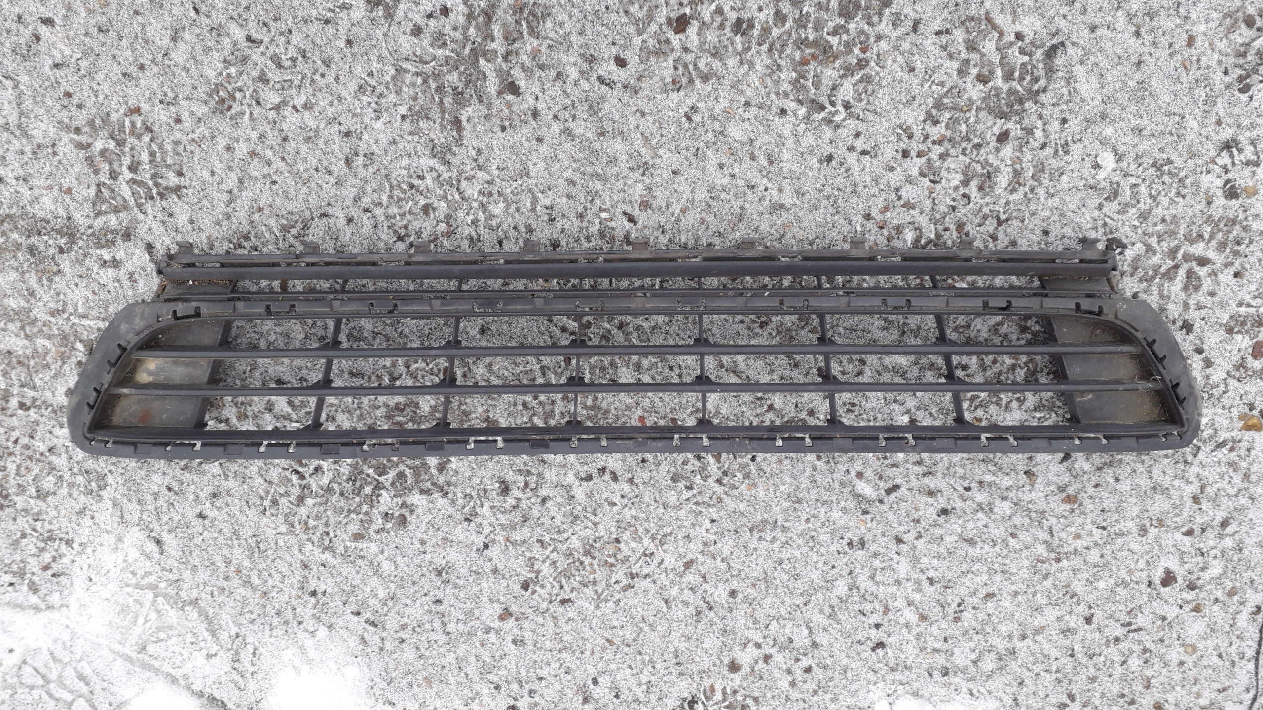 VW GOLF 7 VII KRATKA ZDERZAKA PRZÓD ŚRODKOWA