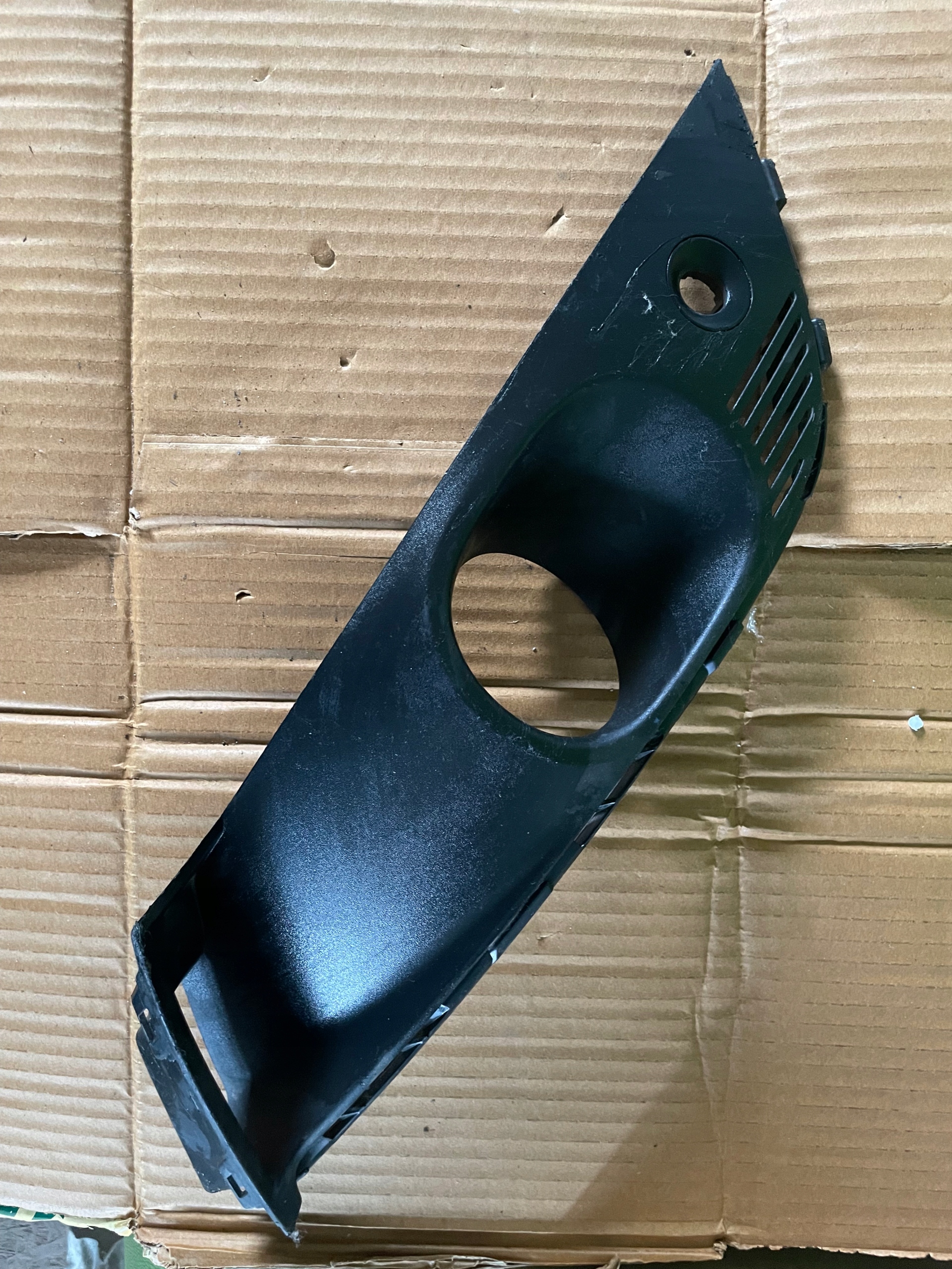 253A69150R - MEGANE IV ГАЛОГЕННА РАМКА БАМПЕРА ПРАВА 253A69150