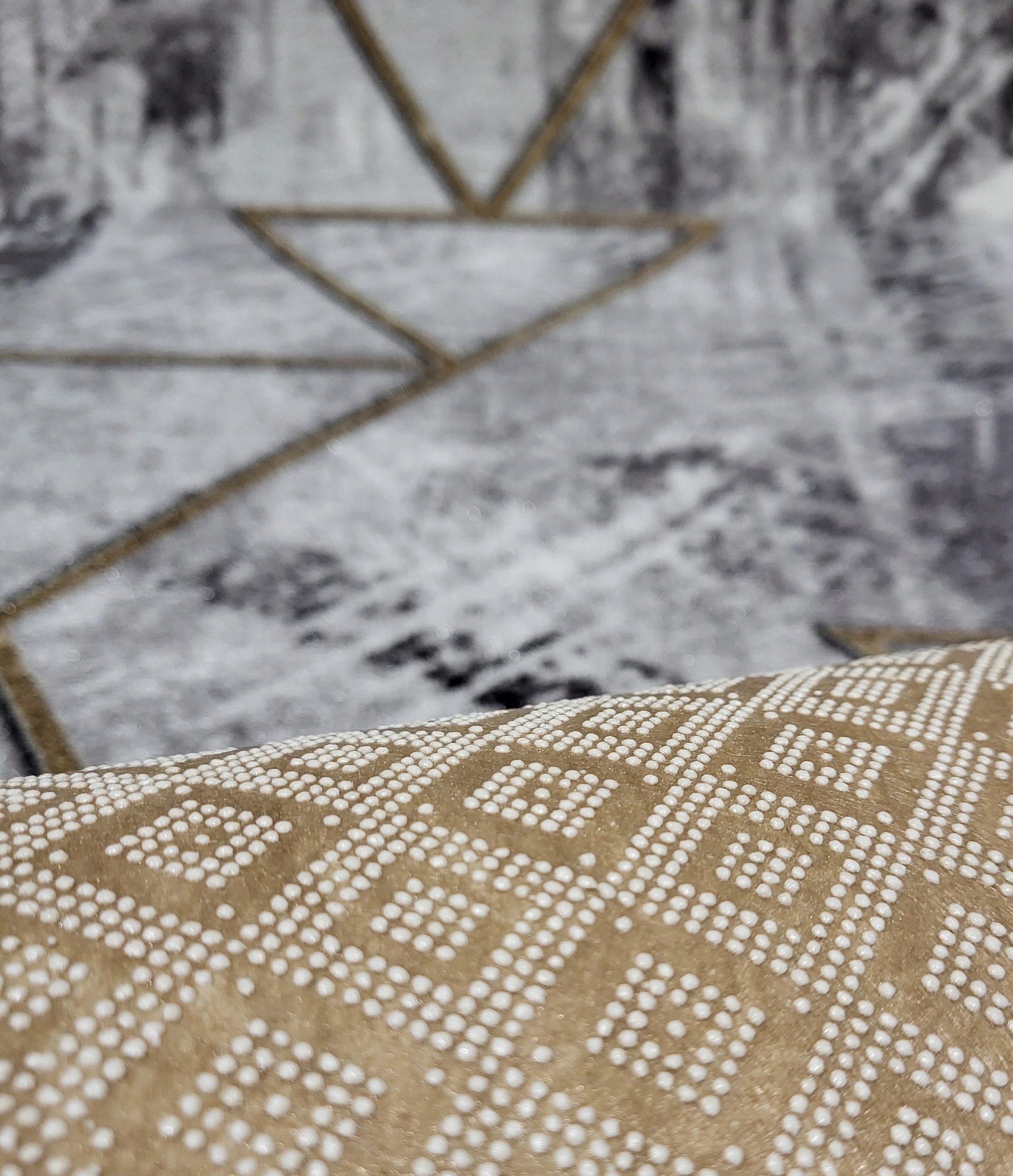 CHODNIK ANTYPOŚLIZGOWY GLAMOUR SZARY ZŁOTY 70cm Typ na metry