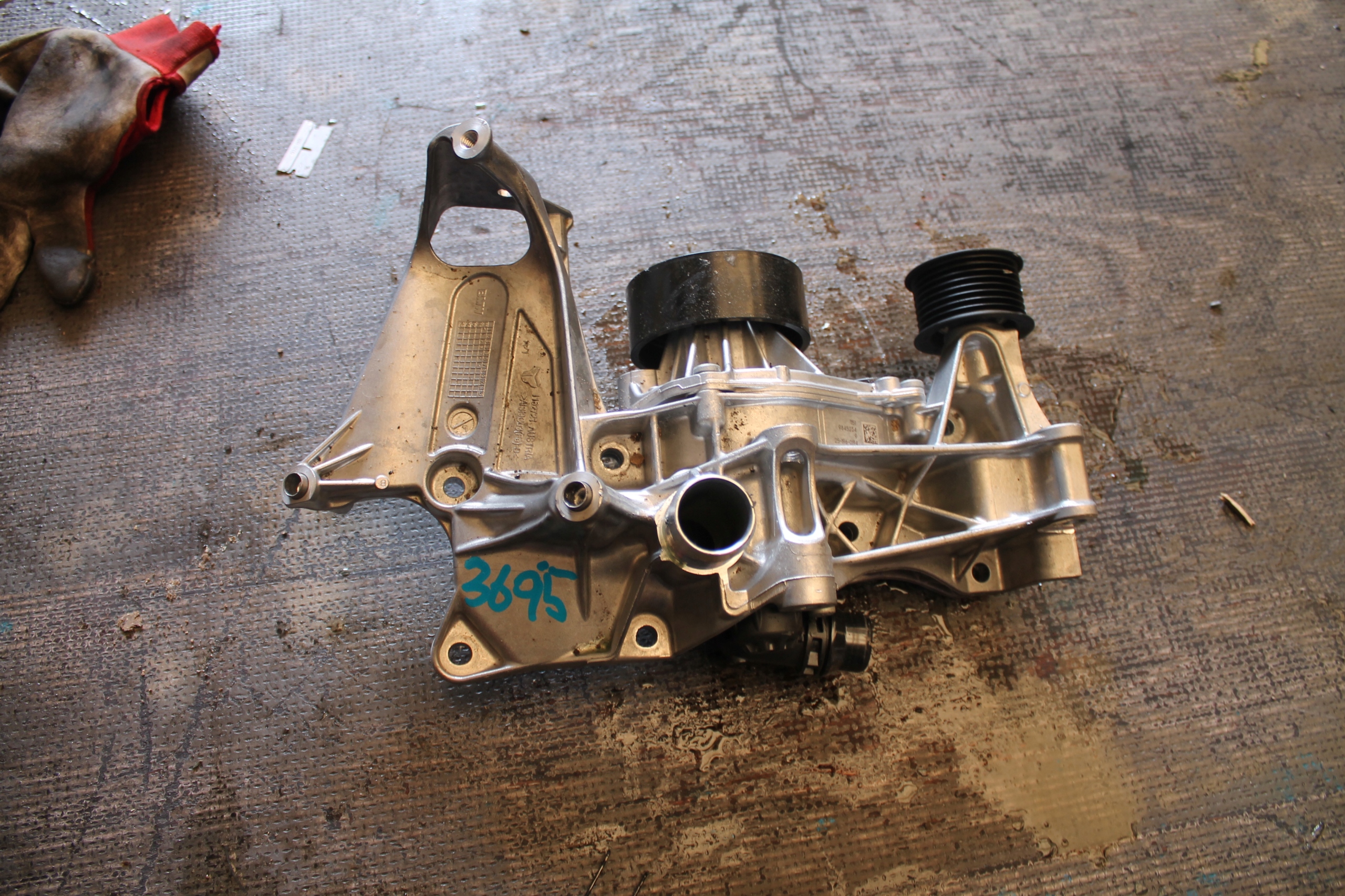 3695. water pump holder alternator 9845234
