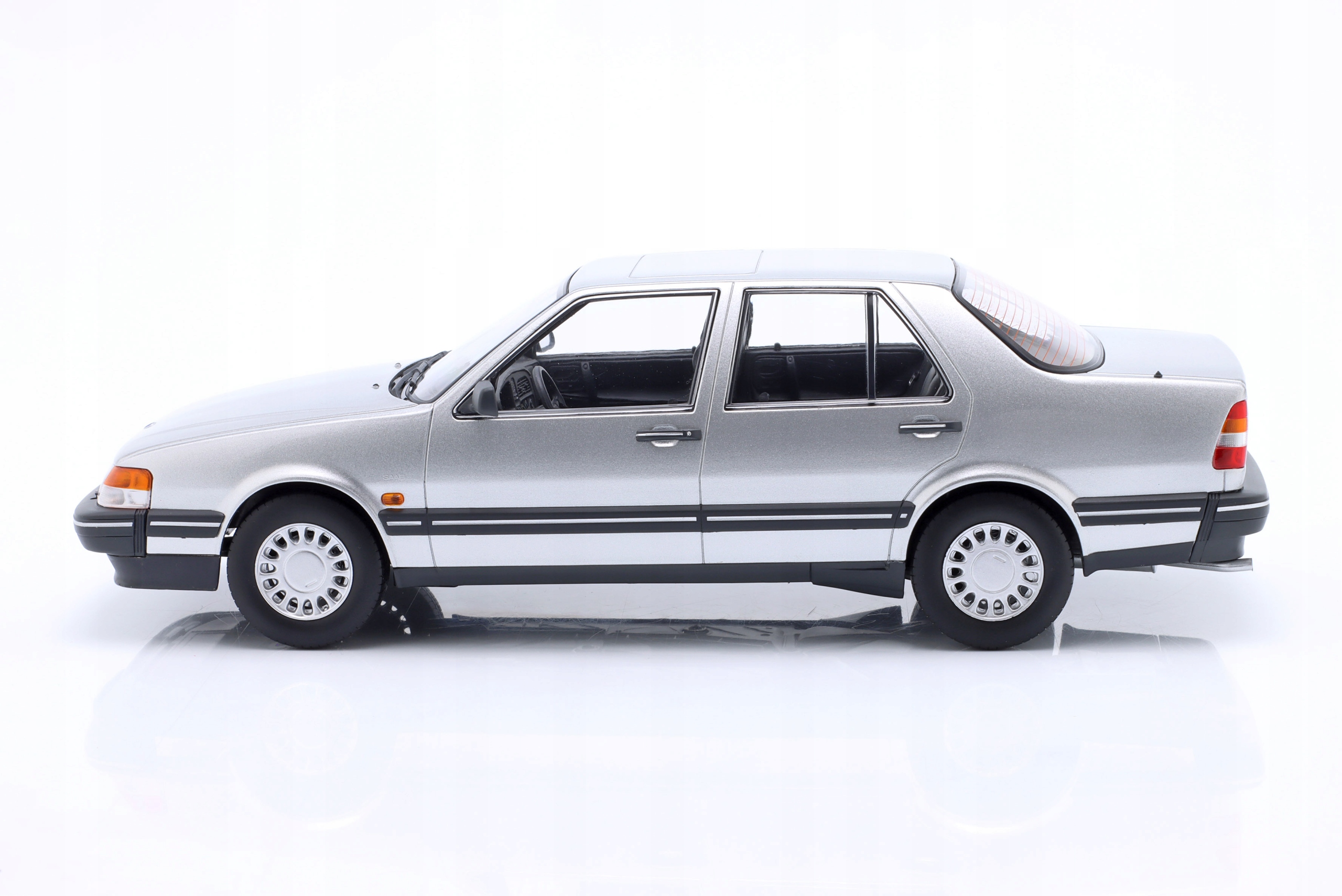 トリプル9 1/18 サーブ 9000 CD ターボ 1990 (シルバー) 楽天市場】トリプル9 1/18 サーブ 9000 CD 1990 シルバーTriple