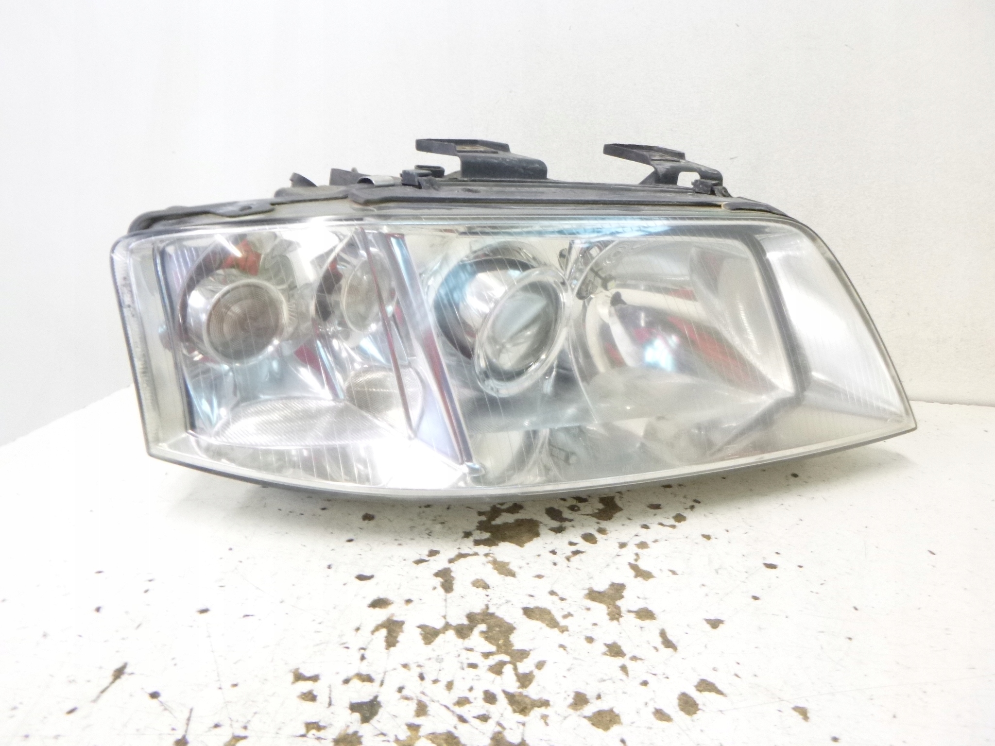 light front right Audi A6 C5 Xenon 2000r. HELLA