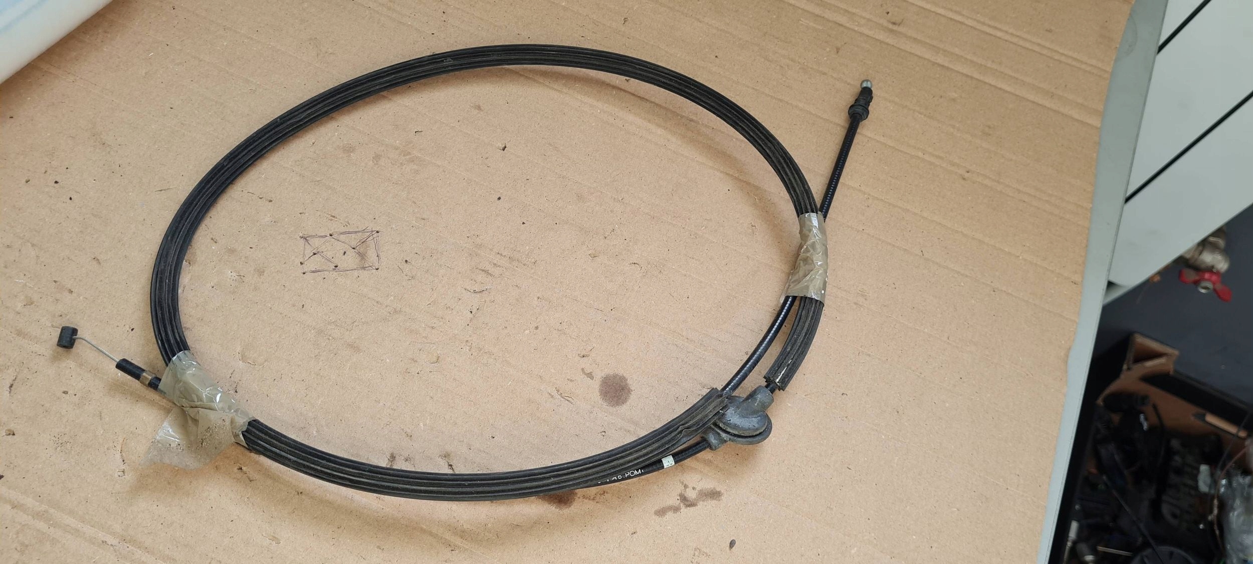S4 B8 LIFT A4 Câble pour l’ouverture du capot Avant 8K1823535