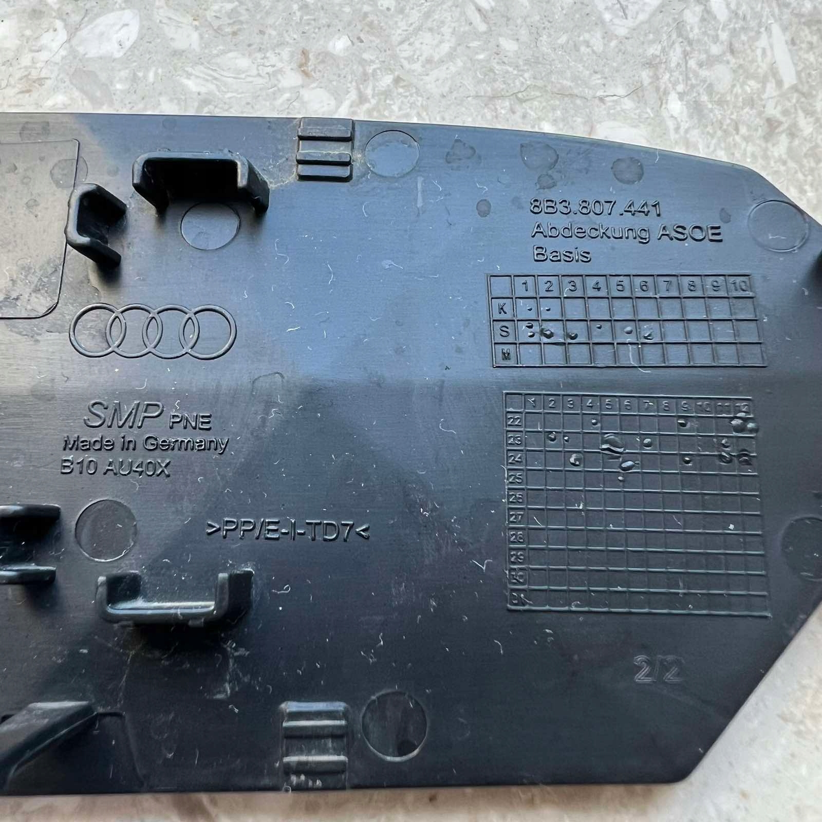 Audi A5 B10 8B3 Abschleppöse der Stoßstange heck hinten 8B3807441