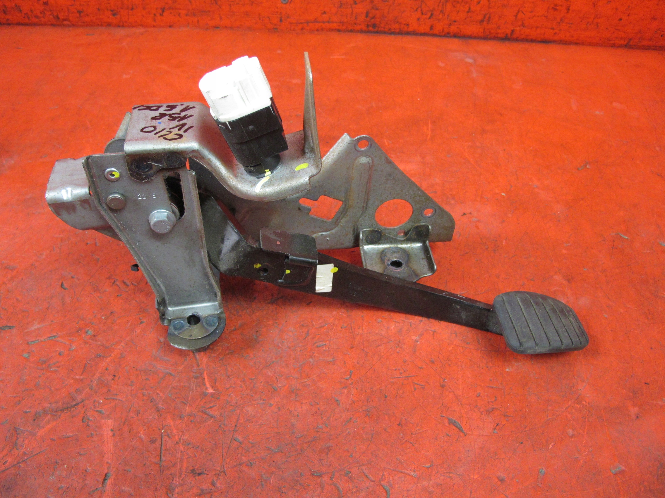 RENAULT CLIO IV 4 12- PEDAL BREMSE 465013423R