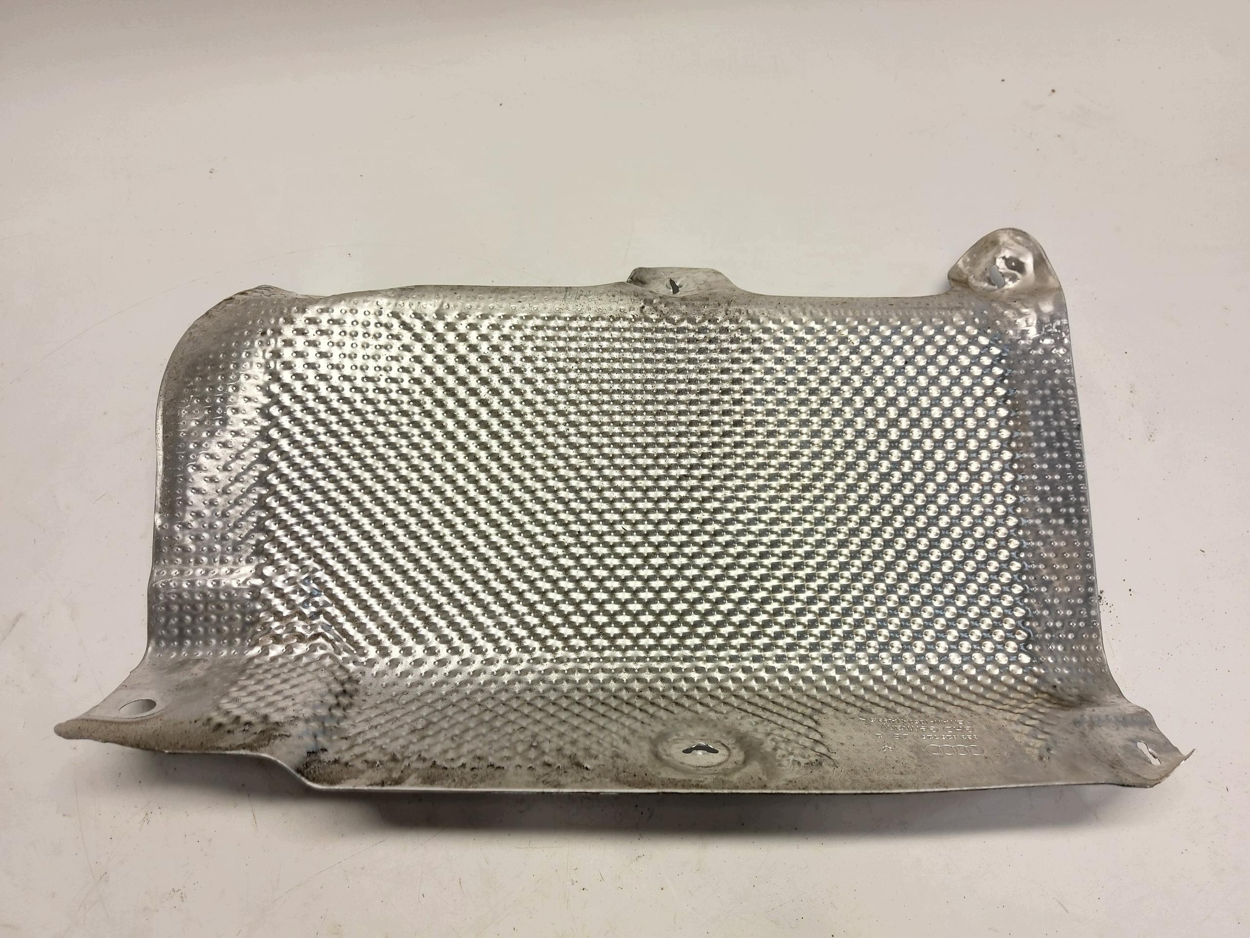 AUDI A5 8B3 B10 AVANT Blende Abdeckung termiczna des Auspuffs mitte 8B3825725