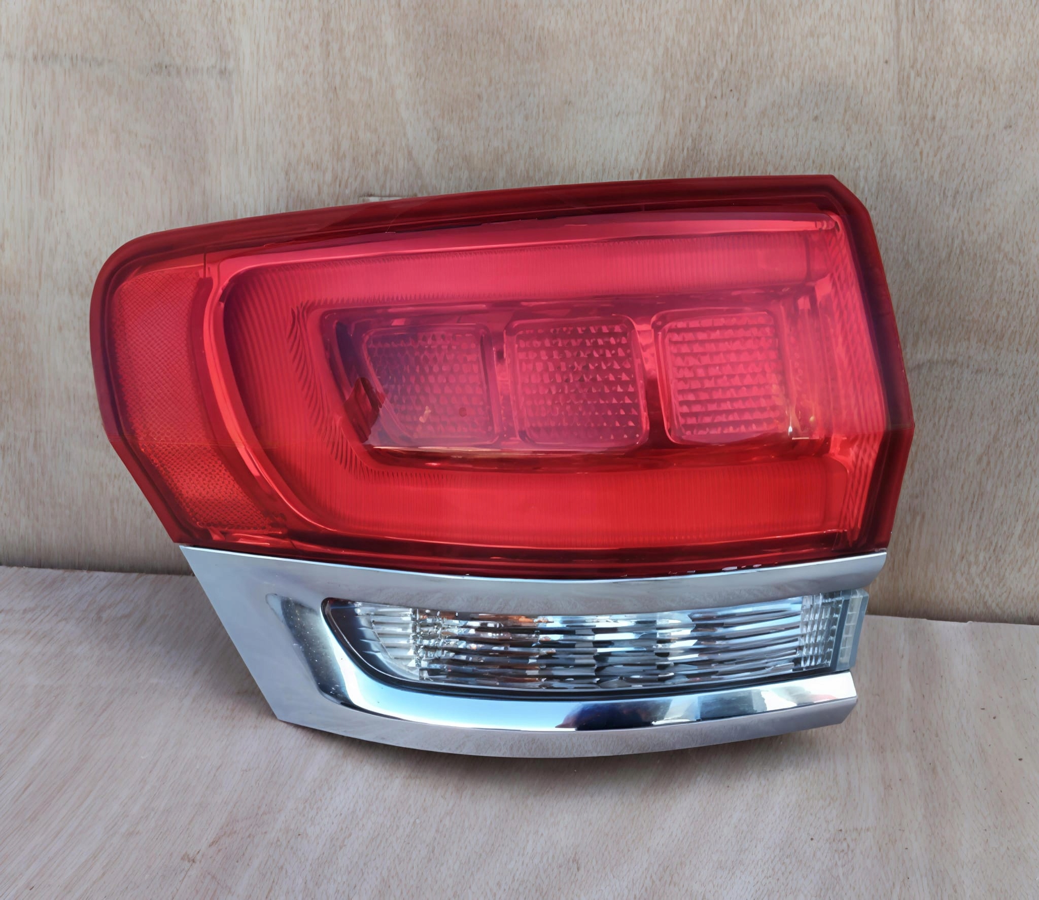 LAMPA TYŁ TYLNA LEWA JEEP GRAND CHEROKEE WK2 LIFT P68110001AD